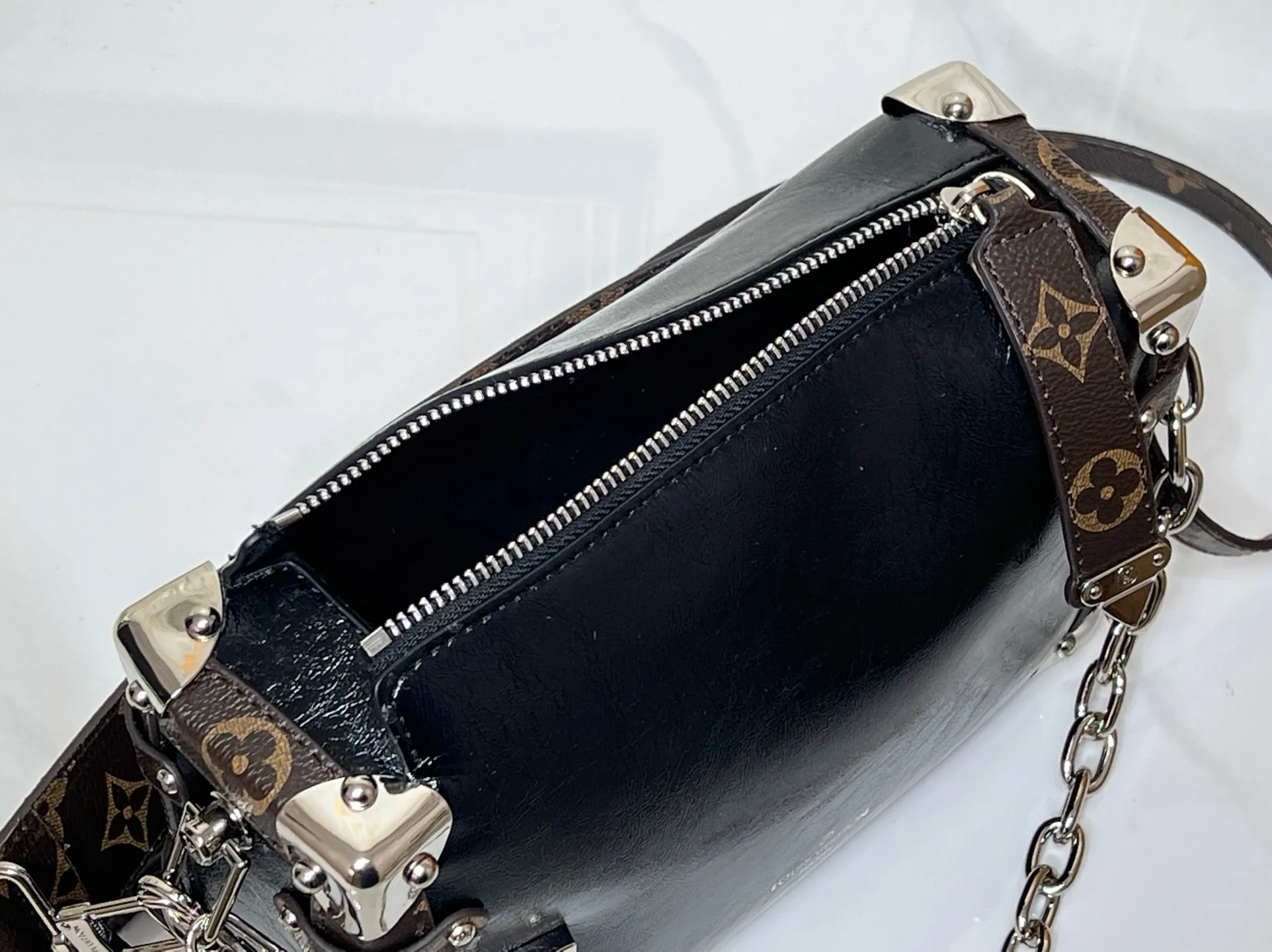 Batch 300💰M15195 M46358 This Side Trunk Vibe handbag uses an avant-garde design to reshape the brand's classic Side Trunk box silhouette, which is inspired by Louis Vuitton's traditional travel luggage. Crafted from smooth glossy Vibe textured cow leather, it features a leather-covered rivet frame and metal S-lock closure for a rock-and-roll style. Thanks to the multiple designs of the detachable chain, detachable leather handle and adjustable leather shoulder strap, it provides a variety of carrying options. Dimensions: 23.5x16x8.5cm