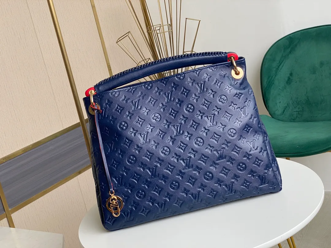 💰1140 (top-grain leather) top original order M43237 blue M41066 black medium-sized portable shopping bag Spacious, exquisite and fashionable, this medium-sized Artsy handbag is a classic. Made of luxurious Monogram Empreinte embossed leather, the beautiful handle and gorgeous golden brass hardware add to the high-end quality. Size: 42*18*30 cm