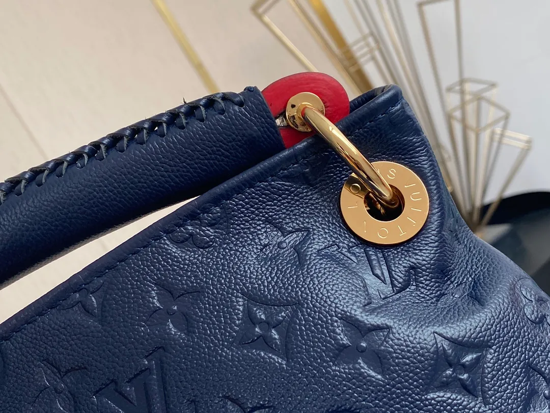 💰1140 (top-grain leather) top original order M43237 blue M41066 black medium-sized portable shopping bag Spacious, exquisite and fashionable, this medium-sized Artsy handbag is a classic. Made of luxurious Monogram Empreinte embossed leather, the beautiful handle and gorgeous golden brass hardware add to the high-end quality. Size: 42*18*30 cm