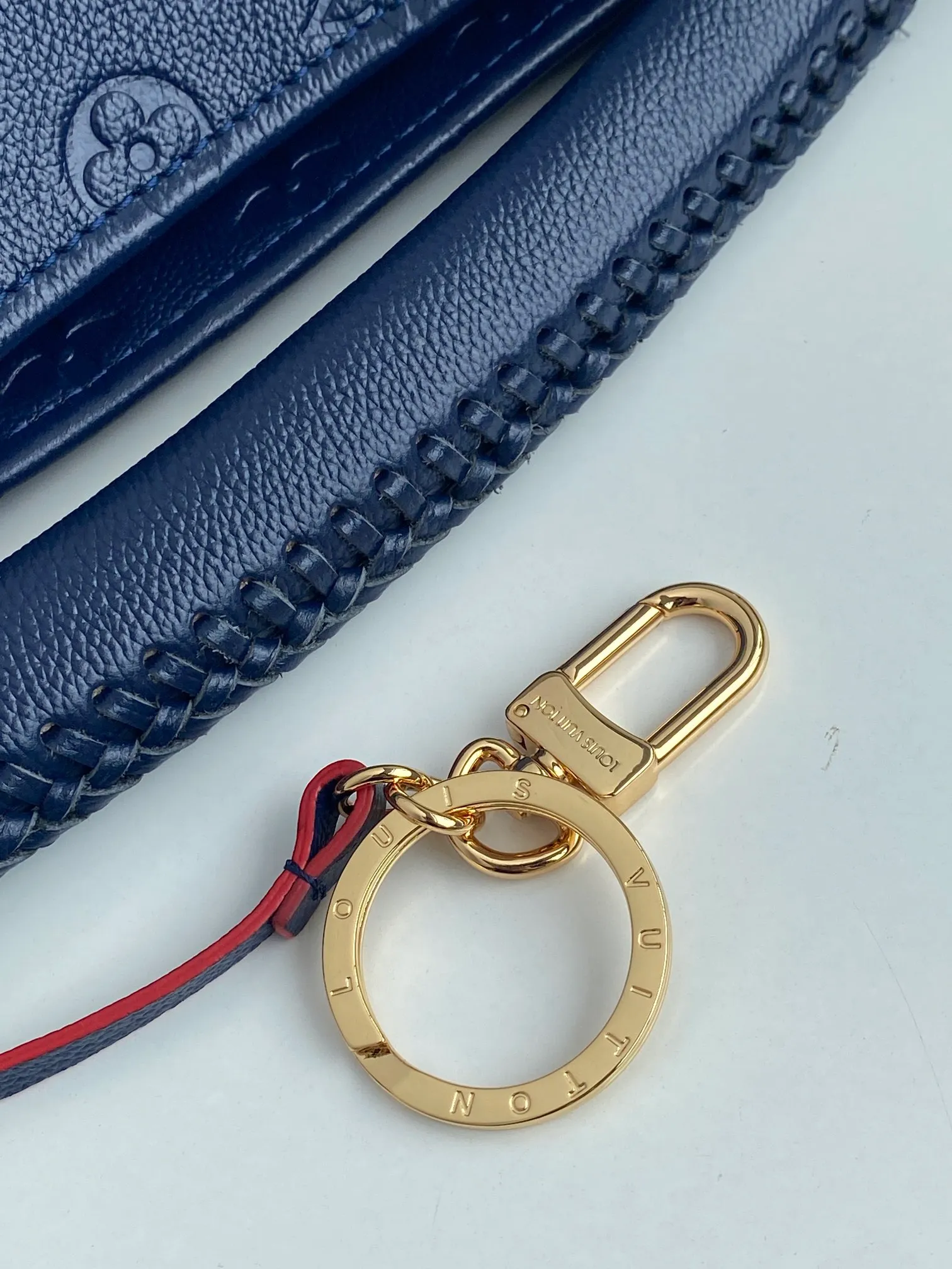 💰1140 (top-grain leather) top original order M43237 blue M41066 black medium-sized portable shopping bag Spacious, exquisite and fashionable, this medium-sized Artsy handbag is a classic. Made of luxurious Monogram Empreinte embossed leather, the beautiful handle and gorgeous golden brass hardware add to the high-end quality. Size: 42*18*30 cm
