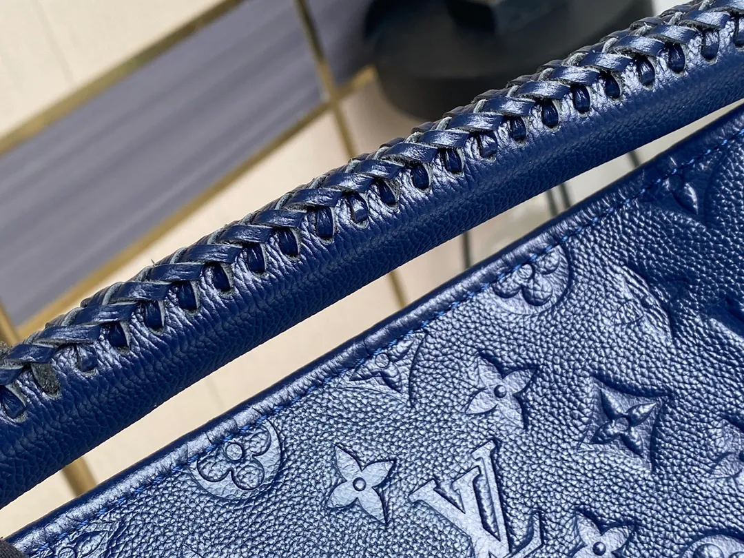 💰1140 (top-grain leather) top original order M43237 blue M41066 black medium-sized portable shopping bag Spacious, exquisite and fashionable, this medium-sized Artsy handbag is a classic. Made of luxurious Monogram Empreinte embossed leather, the beautiful handle and gorgeous golden brass hardware add to the high-end quality. Size: 42*18*30 cm