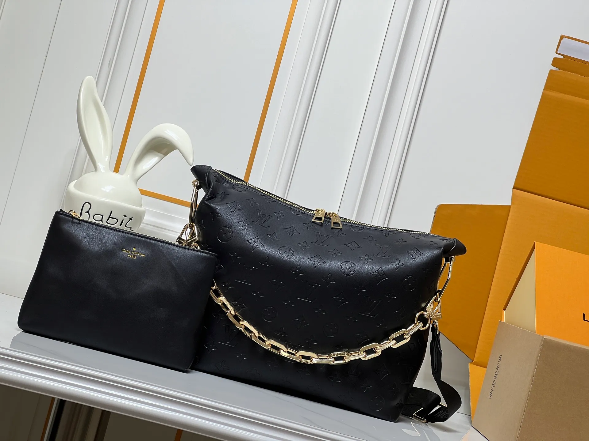 Batch 260💰Upgraded original M12068 M12071 M12072 This new Coussin series of hobo bags combines fashion and functionality, and combines the series’ iconic design elements. The bag is made of smooth cotton-paved leather and is embossed with the brand's Monogram pattern. The signature thick chain strap is accented with gold-tone hardware, while the wide detachable textile shoulder strap allows you to carry it in different ways. This versatile style is large enough to hold a laptop and features a removable zip pocket. Dimensions: 38x33x10 cm