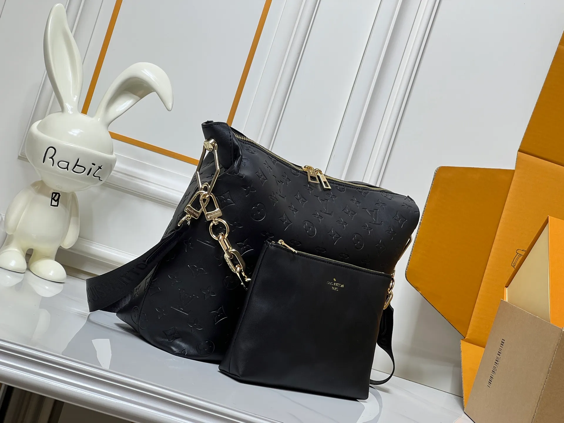 Batch 260💰Upgraded original M12068 M12071 M12072 This new Coussin series of hobo bags combines fashion and functionality, and combines the series’ iconic design elements. The bag is made of smooth cotton-paved leather and is embossed with the brand's Monogram pattern. The signature thick chain strap is accented with gold-tone hardware, while the wide detachable textile shoulder strap allows you to carry it in different ways. This versatile style is large enough to hold a laptop and features a removable zip pocket. Dimensions: 38x33x10 cm