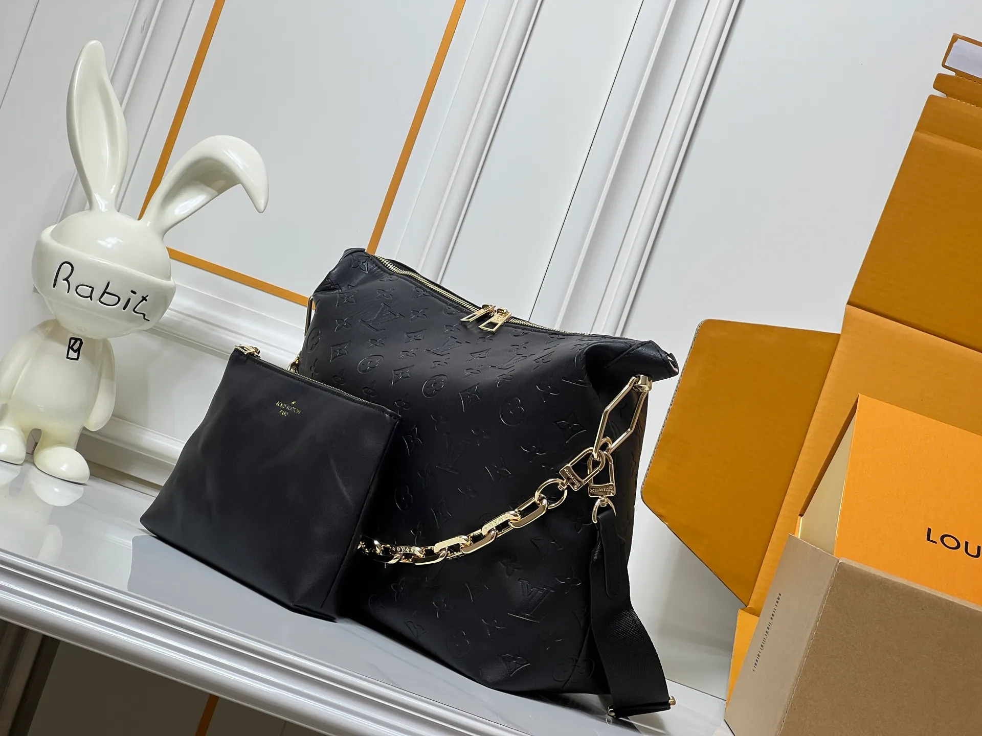 Batch 260💰Upgraded original M12068 M12071 M12072 This new Coussin series of hobo bags combines fashion and functionality, and combines the series’ iconic design elements. The bag is made of smooth cotton-paved leather and is embossed with the brand's Monogram pattern. The signature thick chain strap is accented with gold-tone hardware, while the wide detachable textile shoulder strap allows you to carry it in different ways. This versatile style is large enough to hold a laptop and features a removable zip pocket. Dimensions: 38x33x10 cm