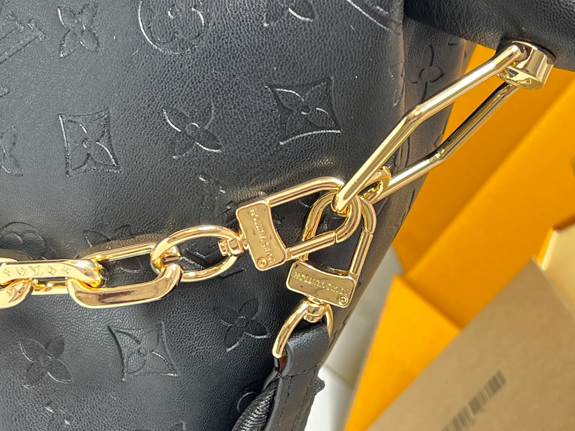 Batch 260💰Upgraded original M12068 M12071 M12072 This new Coussin series of hobo bags combines fashion and functionality, and combines the series’ iconic design elements. The bag is made of smooth cotton-paved leather and is embossed with the brand's Monogram pattern. The signature thick chain strap is accented with gold-tone hardware, while the wide detachable textile shoulder strap allows you to carry it in different ways. This versatile style is large enough to hold a laptop and features a removable zip pocket. Dimensions: 38x33x10 cm