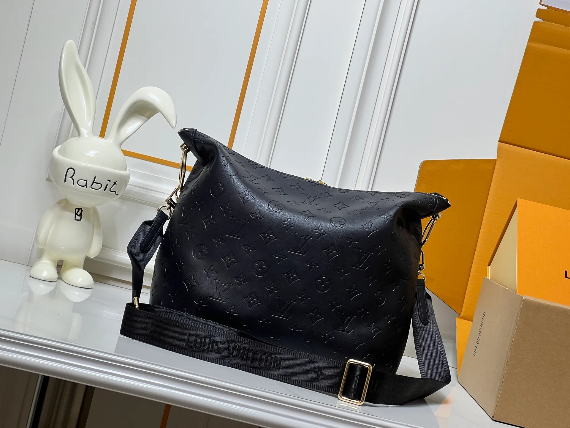Batch 260💰Upgraded original M12068 M12071 M12072 This new Coussin series of hobo bags combines fashion and functionality, and combines the series’ iconic design elements. The bag is made of smooth cotton-paved leather and is embossed with the brand's Monogram pattern. The signature thick chain strap is accented with gold-tone hardware, while the wide detachable textile shoulder strap allows you to carry it in different ways. This versatile style is large enough to hold a laptop and features a removable zip pocket. Dimensions: 38x33x10 cm
