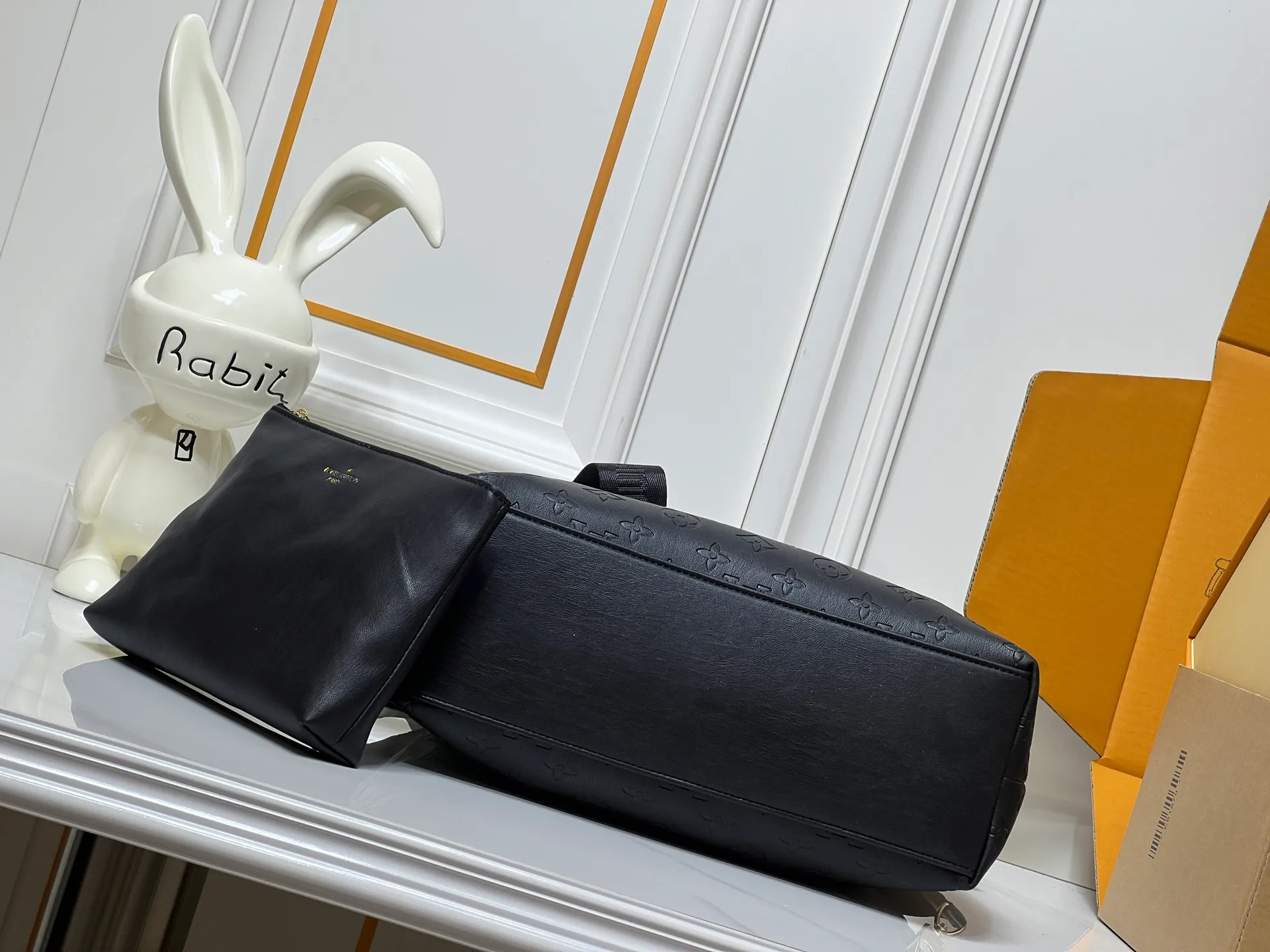 Batch 260💰Upgraded original M12068 M12071 M12072 This new Coussin series of hobo bags combines fashion and functionality, and combines the series’ iconic design elements. The bag is made of smooth cotton-paved leather and is embossed with the brand's Monogram pattern. The signature thick chain strap is accented with gold-tone hardware, while the wide detachable textile shoulder strap allows you to carry it in different ways. This versatile style is large enough to hold a laptop and features a removable zip pocket. Dimensions: 38x33x10 cm