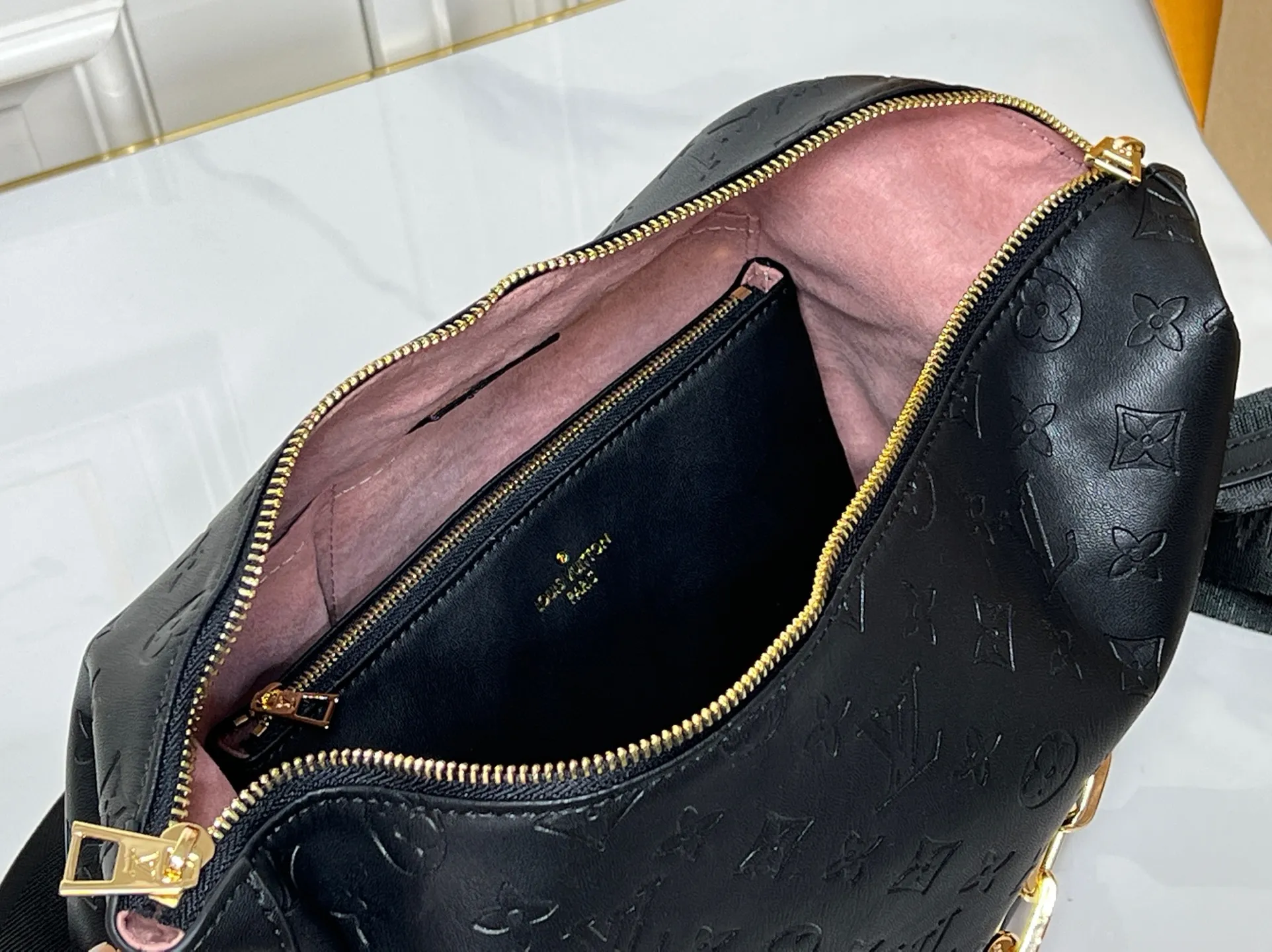 Batch 260💰Upgraded original M12068 M12071 M12072 This new Coussin series of hobo bags combines fashion and functionality, and combines the series’ iconic design elements. The bag is made of smooth cotton-paved leather and is embossed with the brand's Monogram pattern. The signature thick chain strap is accented with gold-tone hardware, while the wide detachable textile shoulder strap allows you to carry it in different ways. This versatile style is large enough to hold a laptop and features a removable zip pocket. Dimensions: 38x33x10 cm