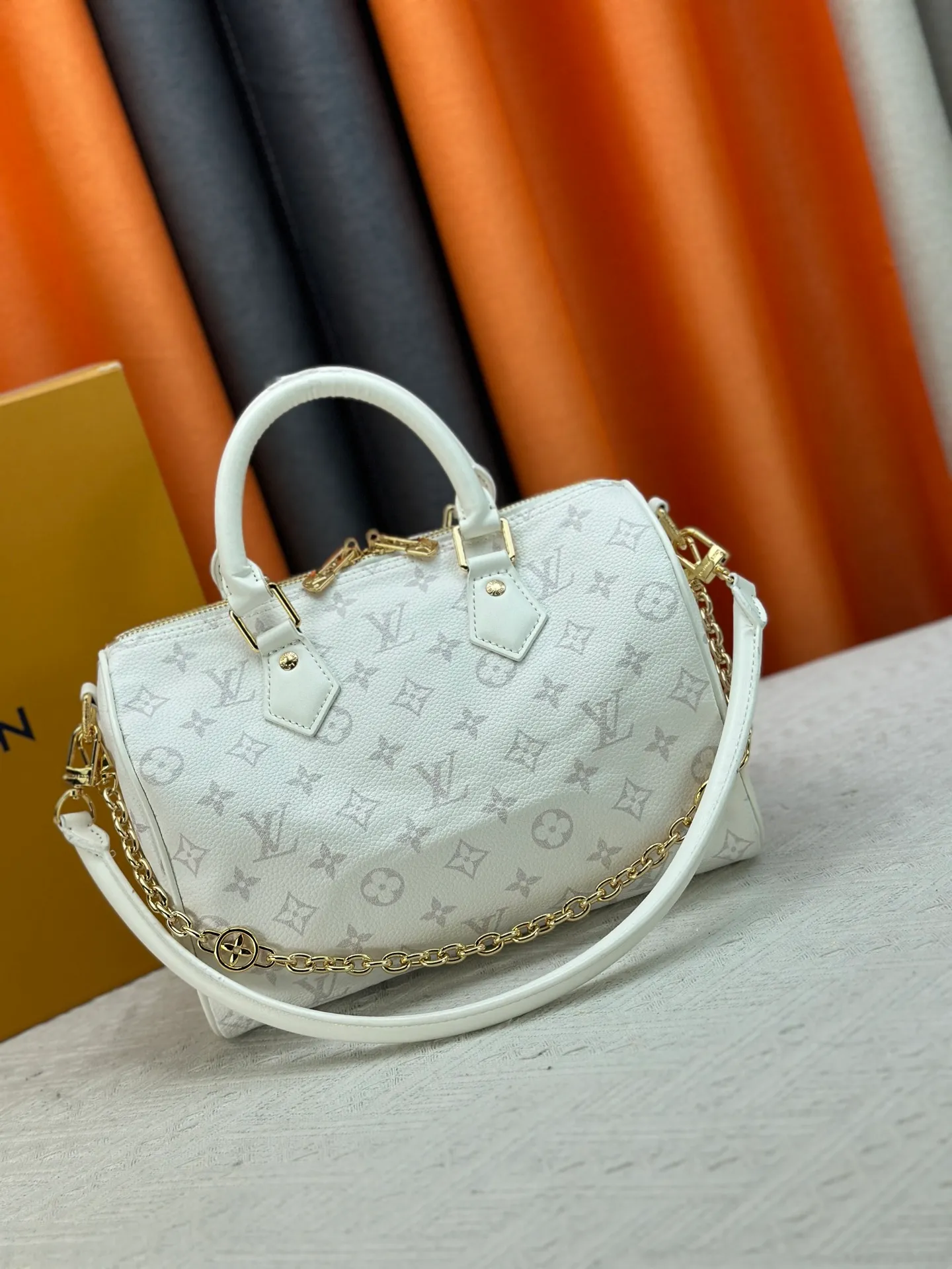 P270 Upgraded original M47186 M11323 M40390 This Speedy Soft 25 handbag renews the classic design of the Speedy handbag, using Monogram Empreinte leather and suede cowhide lining to create a light and soft structure. Whether carried by hand, cross-body or shoulder, you can create a trendy look. Dimensions: 25x19x15 cm