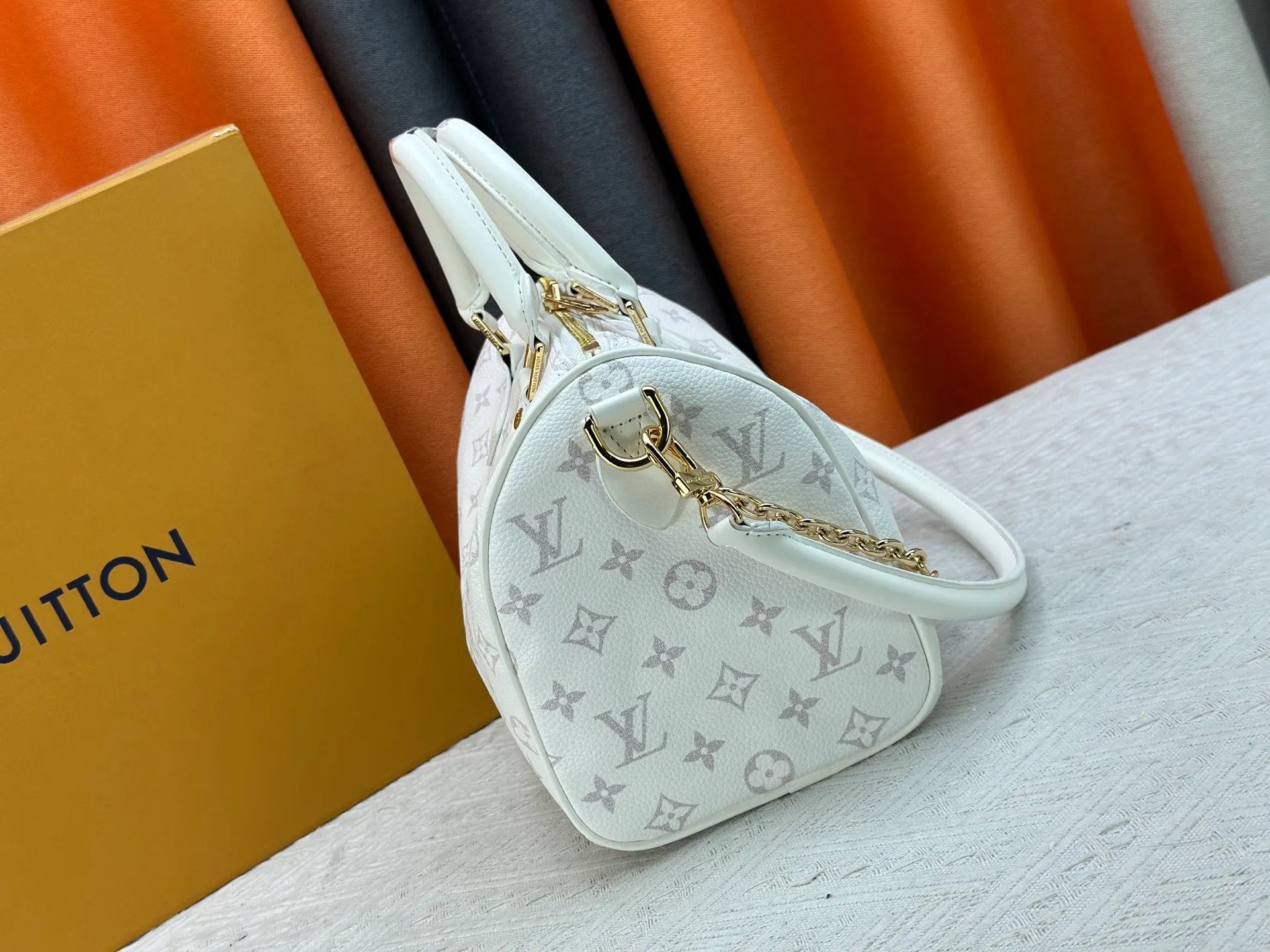 P270 Upgraded original M47186 M11323 M40390 This Speedy Soft 25 handbag renews the classic design of the Speedy handbag, using Monogram Empreinte leather and suede cowhide lining to create a light and soft structure. Whether carried by hand, cross-body or shoulder, you can create a trendy look. Dimensions: 25x19x15 cm