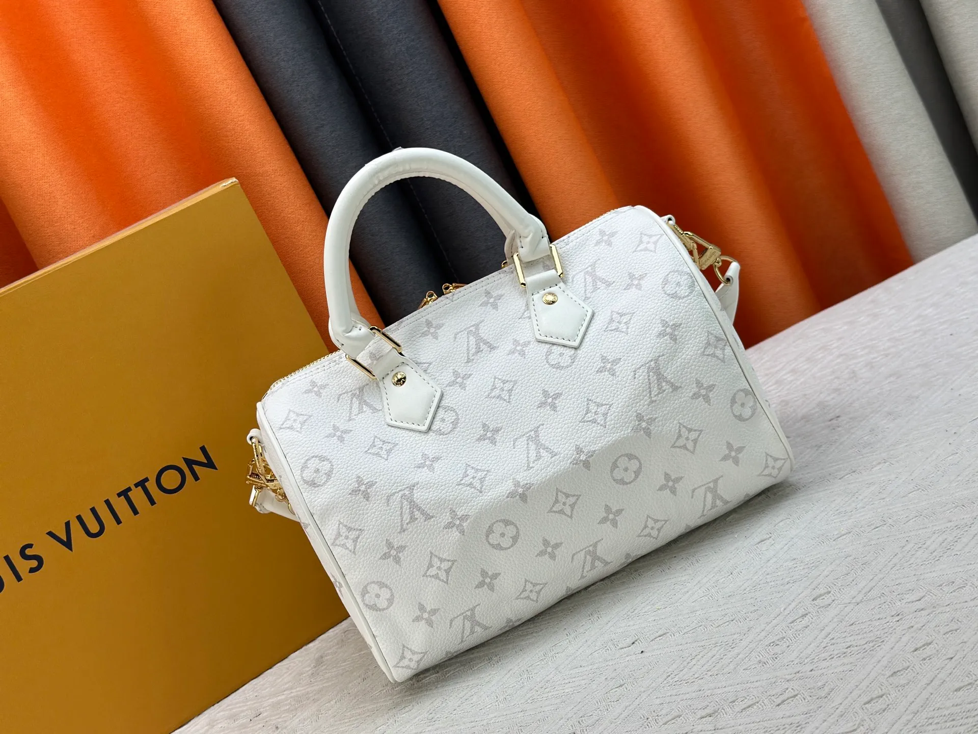 P270 Upgraded original M47186 M11323 M40390 This Speedy Soft 25 handbag renews the classic design of the Speedy handbag, using Monogram Empreinte leather and suede cowhide lining to create a light and soft structure. Whether carried by hand, cross-body or shoulder, you can create a trendy look. Dimensions: 25x19x15 cm