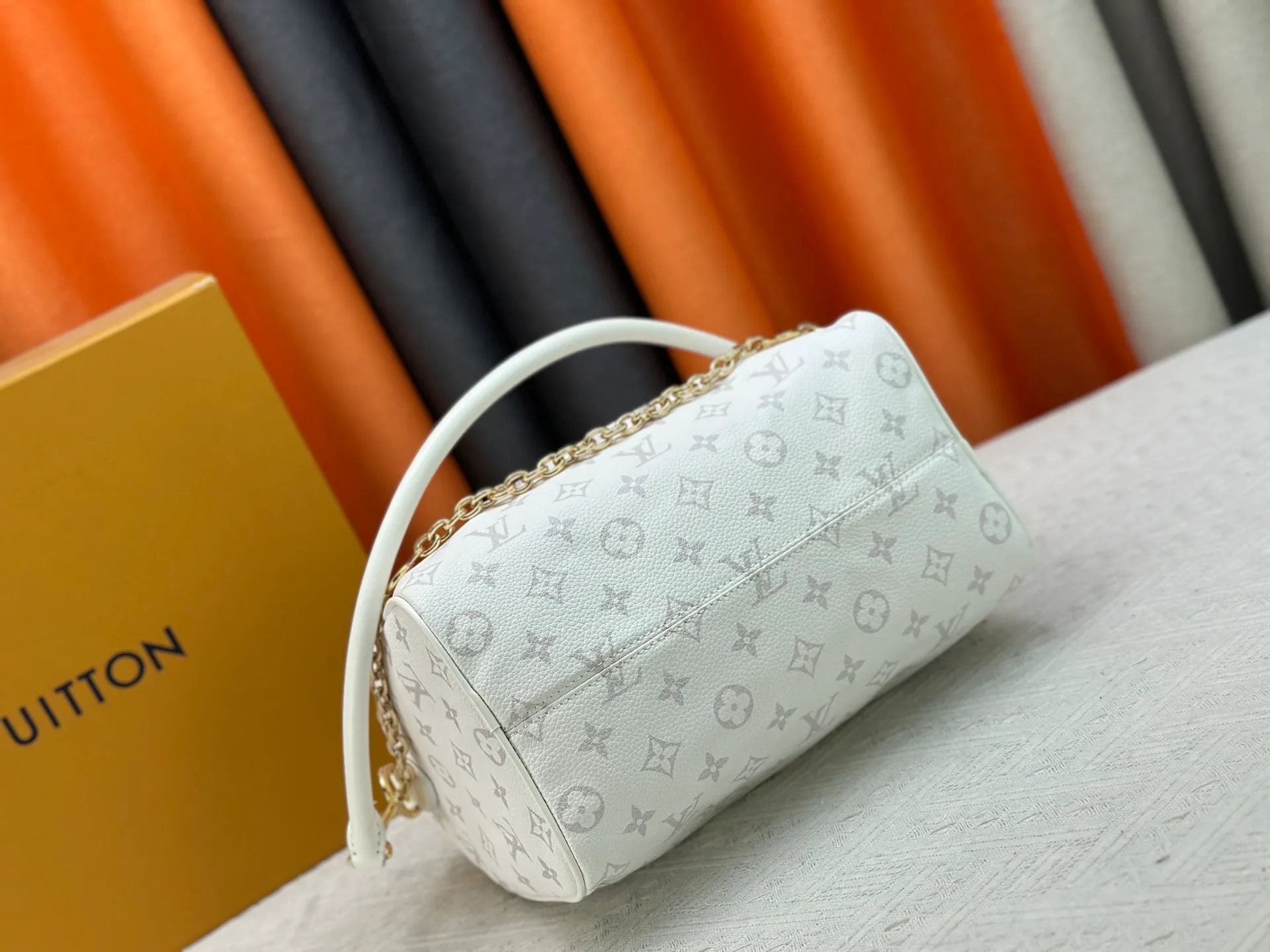 P270 Upgraded original M47186 M11323 M40390 This Speedy Soft 25 handbag renews the classic design of the Speedy handbag, using Monogram Empreinte leather and suede cowhide lining to create a light and soft structure. Whether carried by hand, cross-body or shoulder, you can create a trendy look. Dimensions: 25x19x15 cm
