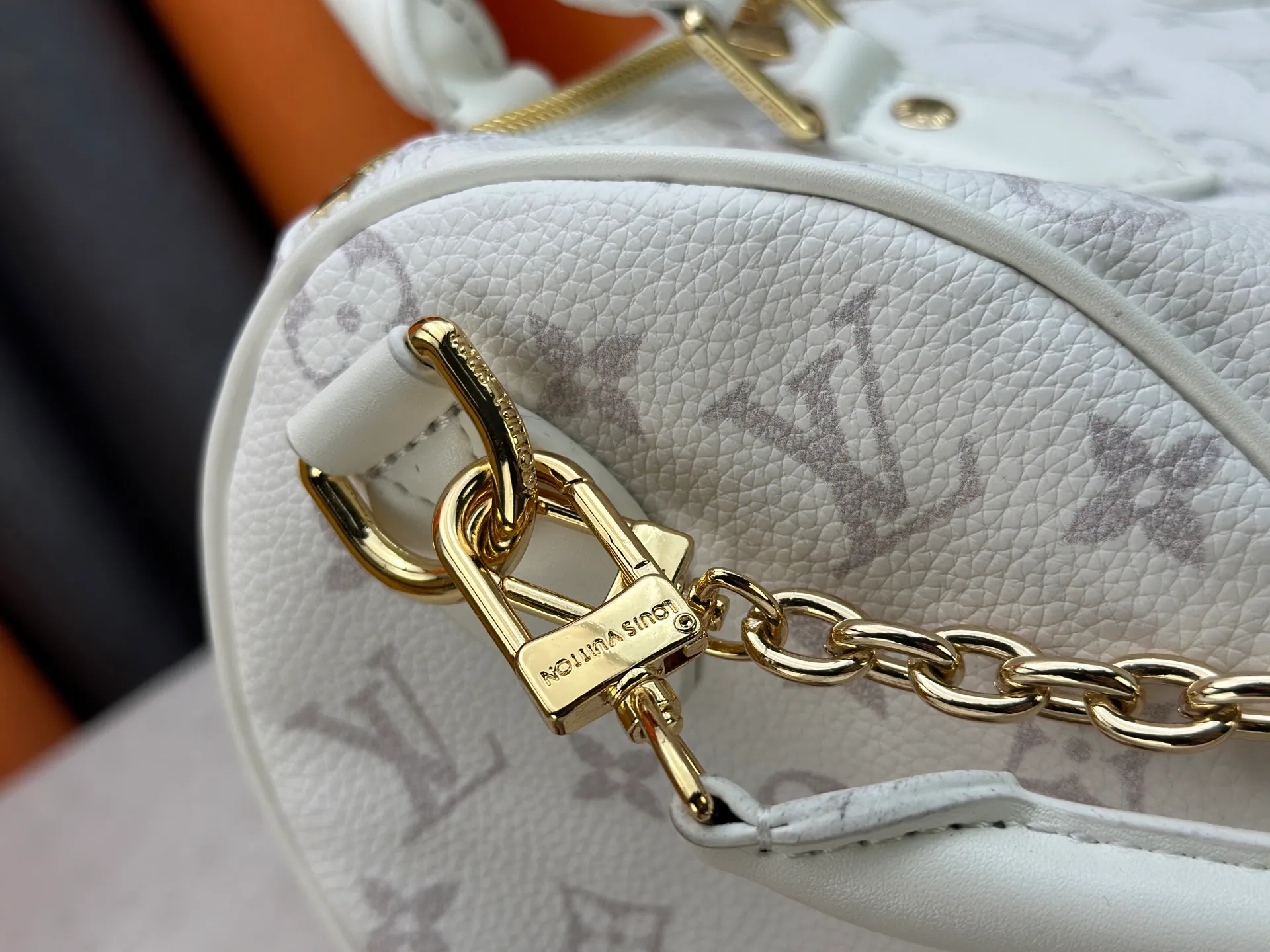 P270 Upgraded original M47186 M11323 M40390 This Speedy Soft 25 handbag renews the classic design of the Speedy handbag, using Monogram Empreinte leather and suede cowhide lining to create a light and soft structure. Whether carried by hand, cross-body or shoulder, you can create a trendy look. Dimensions: 25x19x15 cm