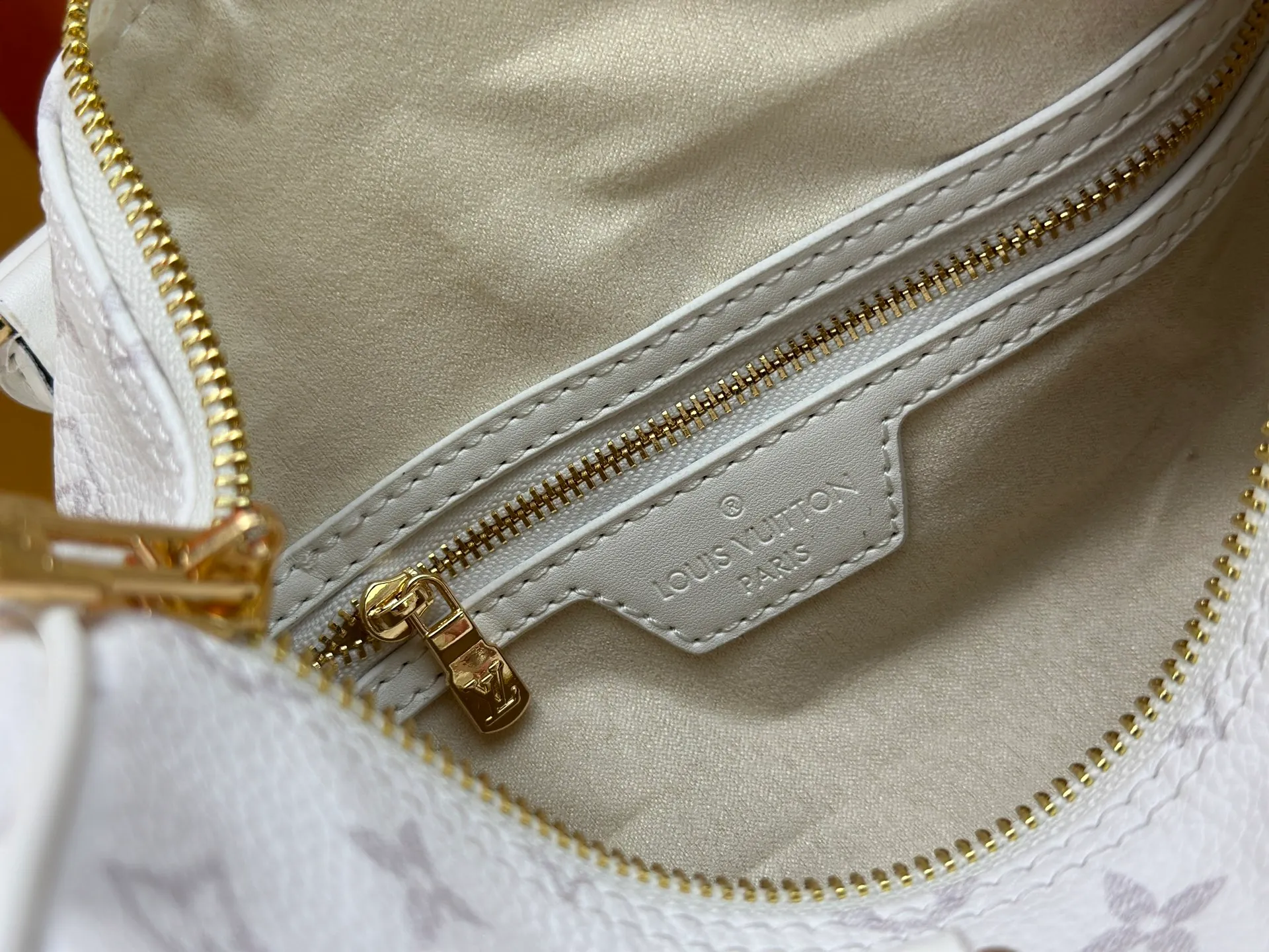 P270 Upgraded original M47186 M11323 M40390 This Speedy Soft 25 handbag renews the classic design of the Speedy handbag, using Monogram Empreinte leather and suede cowhide lining to create a light and soft structure. Whether carried by hand, cross-body or shoulder, you can create a trendy look. Dimensions: 25x19x15 cm