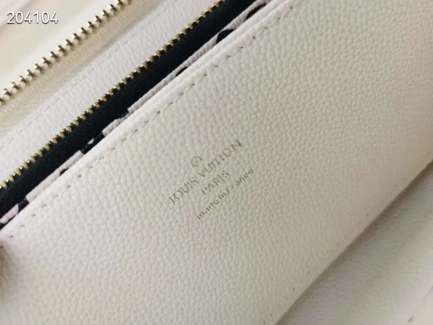 P140M69966 Exclusively available overseas. Made of soft calfskin, the Zippy Lockme wallet combines the iconic design of the zipper wallet with the distinctive elements of the fashion series: LV lettering and a front pocket for easy access to tickets and other items. Reliable wrap-around zipper design with multiple interior pockets and compartments. Dimensions: 19.5 x 10.0 x 2.5 cmM60017
