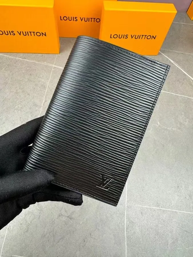 P100💰 M64502! The perfect companion for traveling in style. Lined with luxurious grained calfskin and featuring a multi-compartment interior, this is a classic travel accessory. The image of a giraffe carrying a gorgeous Louis Vuitton handbag and making a shopping spree transforms this elegant passport holder into the embodiment of cuteness. 10.0 x 14.0 x 2.5 cm (length x height x width).
