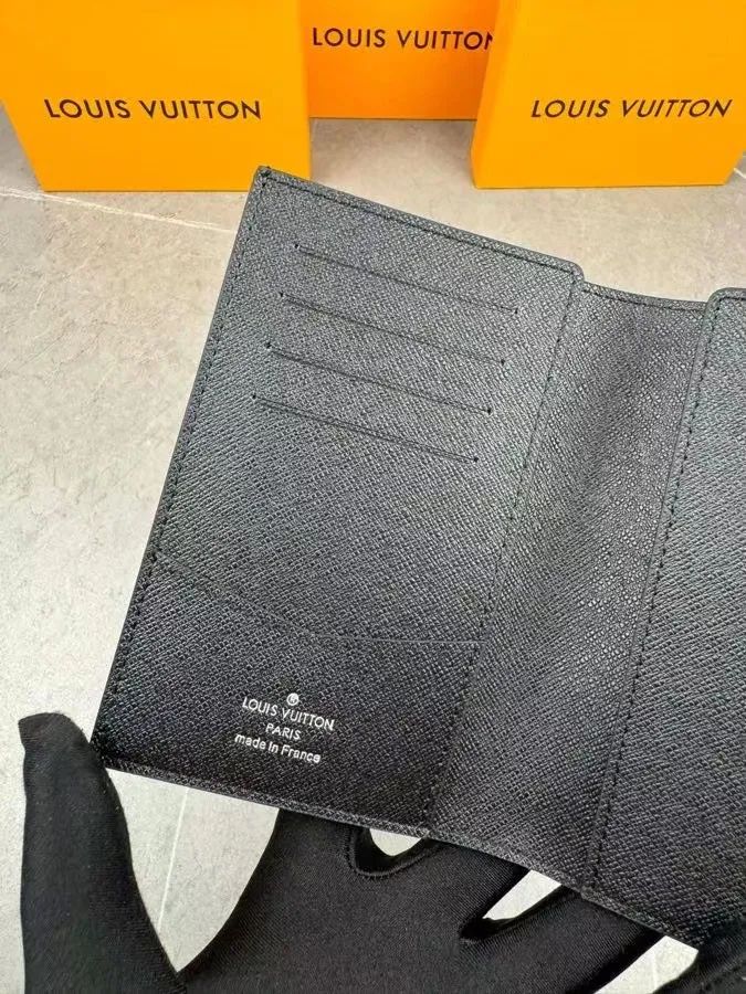 P100💰 M64502! The perfect companion for traveling in style. Lined with luxurious grained calfskin and featuring a multi-compartment interior, this is a classic travel accessory. The image of a giraffe carrying a gorgeous Louis Vuitton handbag and making a shopping spree transforms this elegant passport holder into the embodiment of cuteness. 10.0 x 14.0 x 2.5 cm (length x height x width).