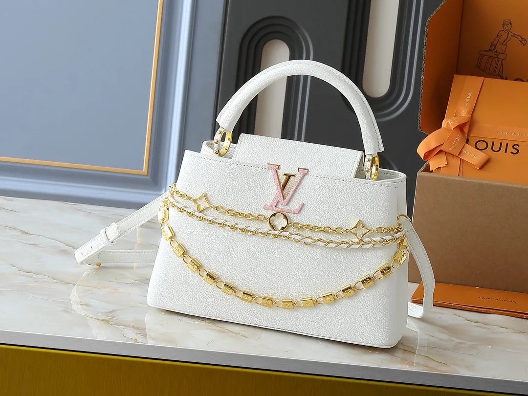 💰440💰Guangzhou goods Upgraded original M12345 M12346 M12279 M11908 M11906 This Capucines BB handbag is from the Trilogy series, using Taurillon cow leather and dazzling metal parts to convey elegant style. The gorgeous chain is embellished with a mini padlock and an enamel Monogram flower. The flap can be placed externally or internally to open multiple pockets. The sophisticated design allows for a variety of carrying experiences. Dimensions: 31.05 x 20.0 x 11.0 cm (length x height x width)
