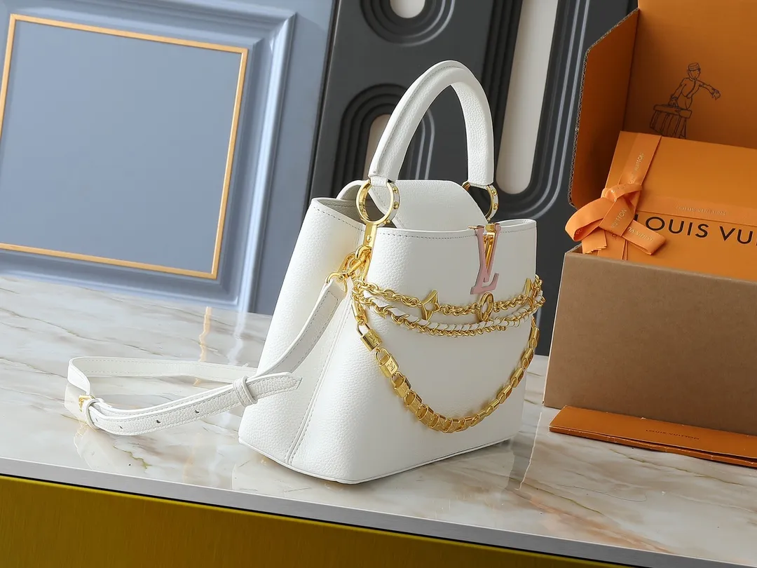 💰440💰Guangzhou goods Upgraded original M12345 M12346 M12279 M11908 M11906 This Capucines BB handbag is from the Trilogy series, using Taurillon cow leather and dazzling metal parts to convey elegant style. The gorgeous chain is embellished with a mini padlock and an enamel Monogram flower. The flap can be placed externally or internally to open multiple pockets. The sophisticated design allows for a variety of carrying experiences. Dimensions: 31.05 x 20.0 x 11.0 cm (length x height x width)