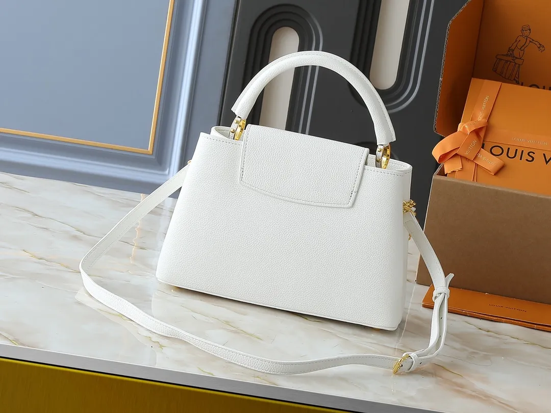 💰440💰Guangzhou goods Upgraded original M12345 M12346 M12279 M11908 M11906 This Capucines BB handbag is from the Trilogy series, using Taurillon cow leather and dazzling metal parts to convey elegant style. The gorgeous chain is embellished with a mini padlock and an enamel Monogram flower. The flap can be placed externally or internally to open multiple pockets. The sophisticated design allows for a variety of carrying experiences. Dimensions: 31.05 x 20.0 x 11.0 cm (length x height x width)