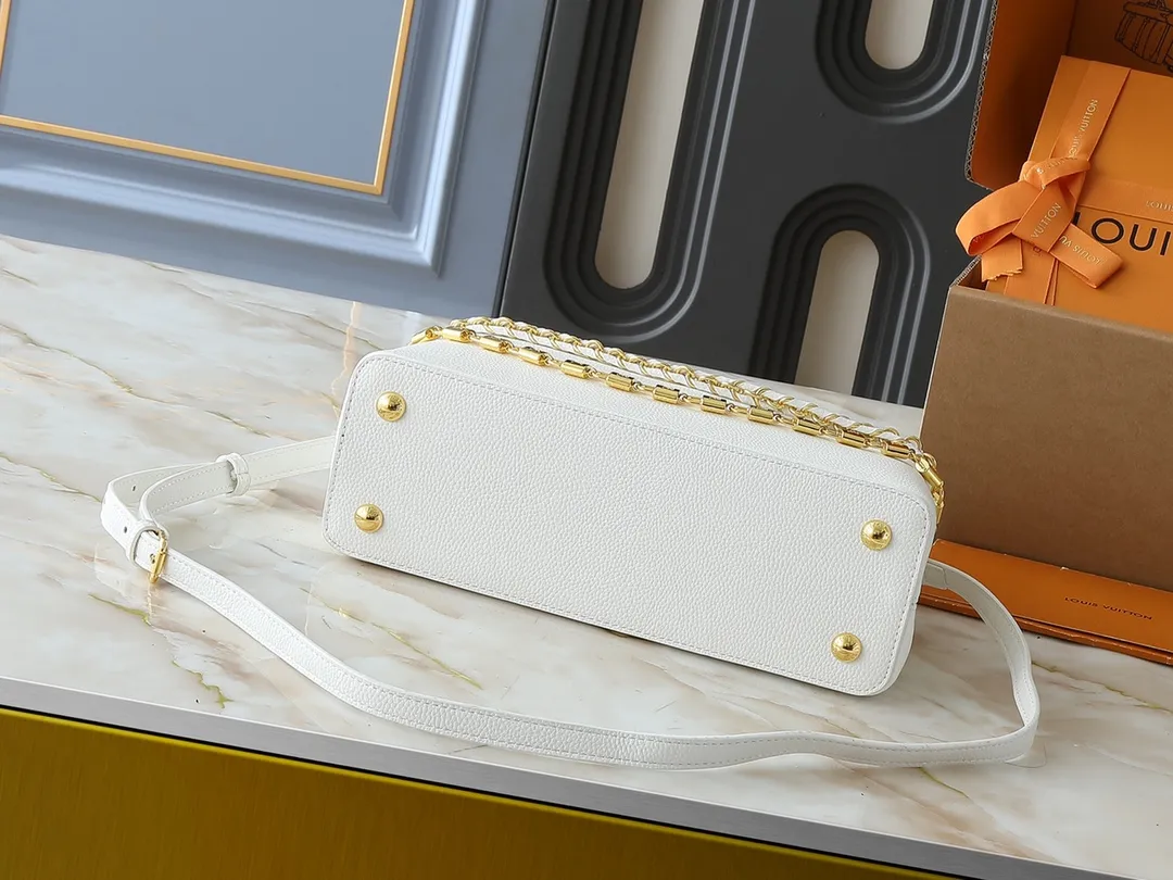 💰440💰Guangzhou goods Upgraded original M12345 M12346 M12279 M11908 M11906 This Capucines BB handbag is from the Trilogy series, using Taurillon cow leather and dazzling metal parts to convey elegant style. The gorgeous chain is embellished with a mini padlock and an enamel Monogram flower. The flap can be placed externally or internally to open multiple pockets. The sophisticated design allows for a variety of carrying experiences. Dimensions: 31.05 x 20.0 x 11.0 cm (length x height x width)