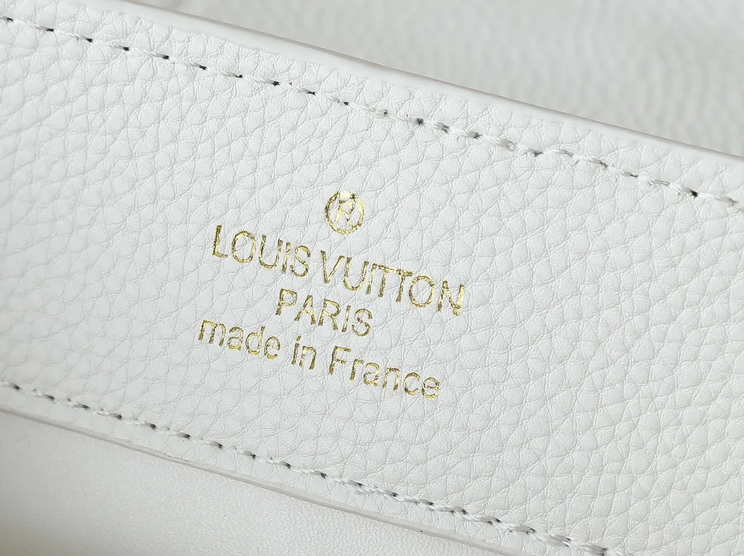 💰440💰Guangzhou goods Upgraded original M12345 M12346 M12279 M11908 M11906 This Capucines BB handbag is from the Trilogy series, using Taurillon cow leather and dazzling metal parts to convey elegant style. The gorgeous chain is embellished with a mini padlock and an enamel Monogram flower. The flap can be placed externally or internally to open multiple pockets. The sophisticated design allows for a variety of carrying experiences. Dimensions: 31.05 x 20.0 x 11.0 cm (length x height x width)
