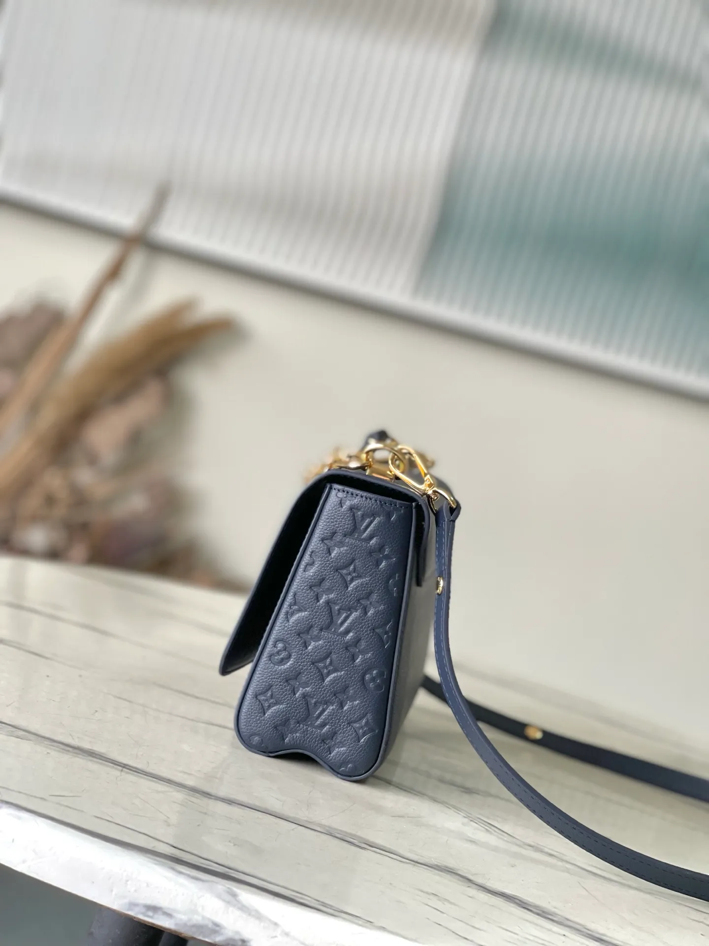 💰1160 (top layer leather) top original order M14342 Harmony series Monogram flowers and Pulfygram jewelry series elements, renewing the TwistSlim medium handbag with decorative chains. Taurillon cow leather is dip-dyed in elegant tones, the LVTwist twist lock continues the iconic design, and the detachable mirror makes it easy to organize your makeup. Dimensions: 23 × 16 × 8 cm