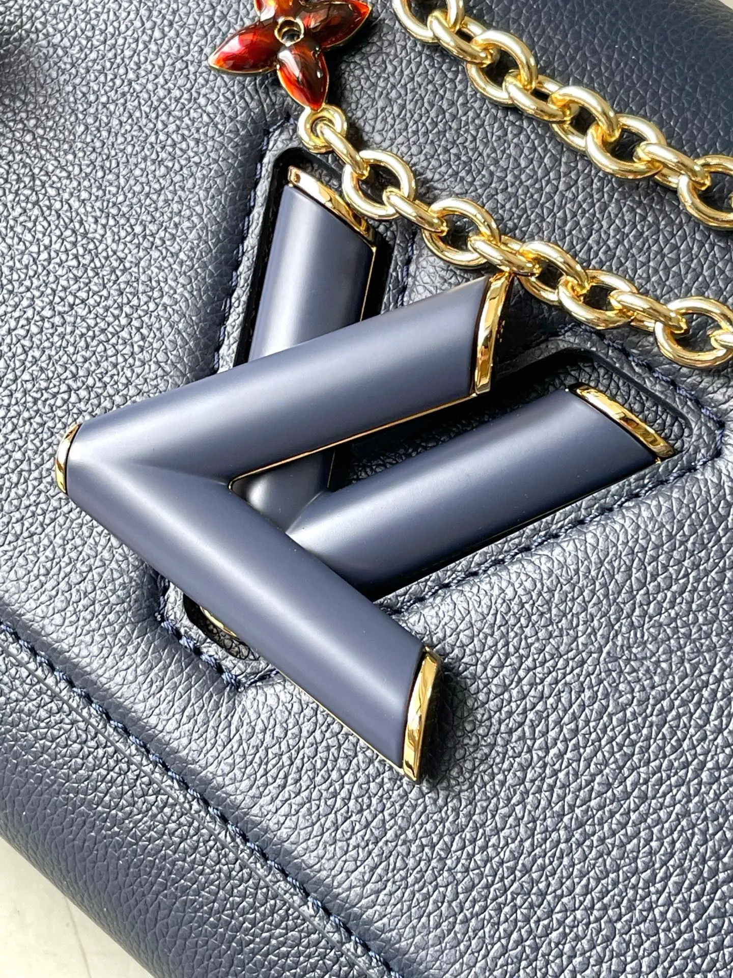 💰1160 (top layer leather) top original order M14342 Harmony series Monogram flowers and Pulfygram jewelry series elements, renewing the TwistSlim medium handbag with decorative chains. Taurillon cow leather is dip-dyed in elegant tones, the LVTwist twist lock continues the iconic design, and the detachable mirror makes it easy to organize your makeup. Dimensions: 23 × 16 × 8 cm