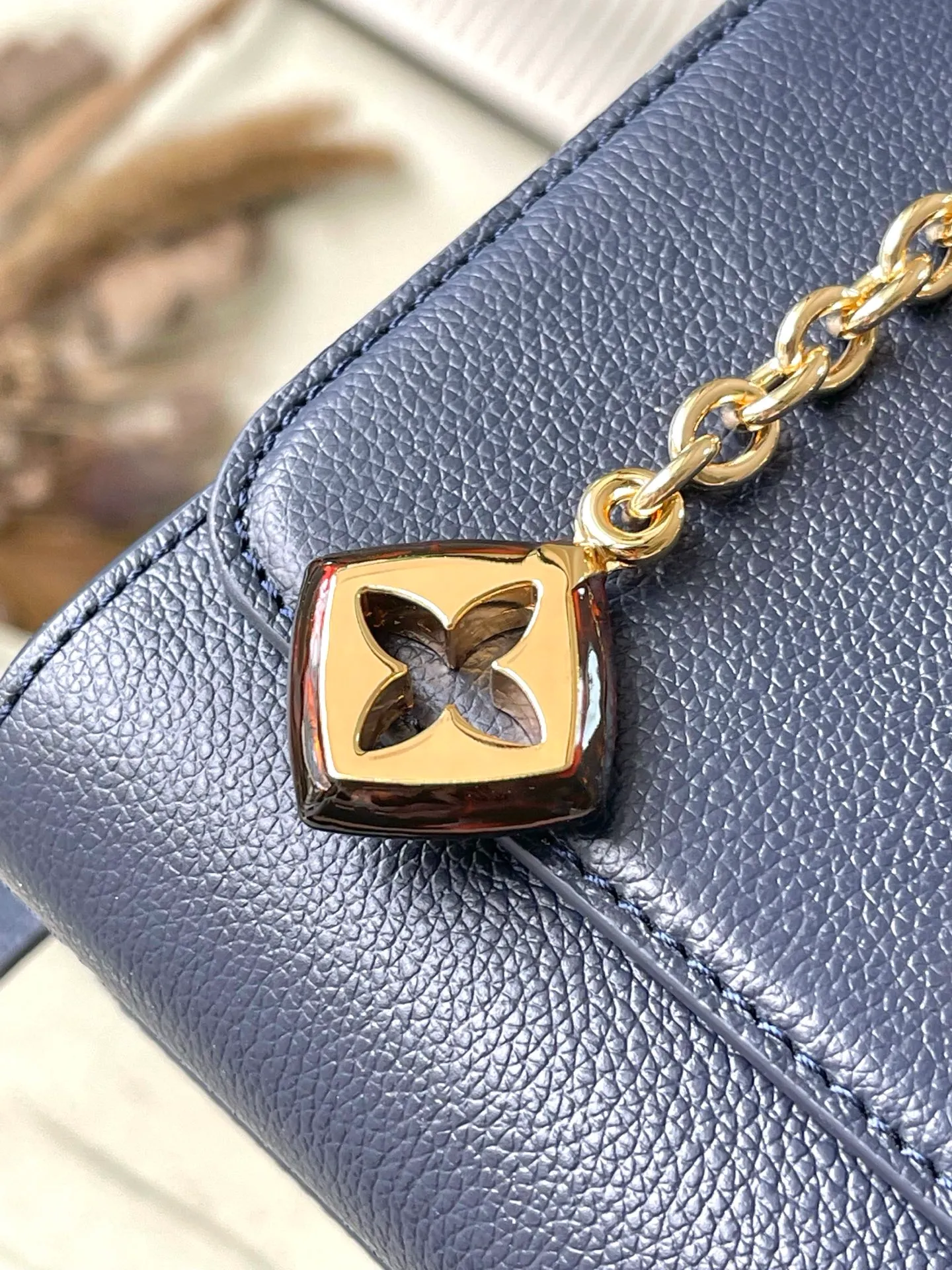 💰1160 (top layer leather) top original order M14342 Harmony series Monogram flowers and Pulfygram jewelry series elements, renewing the TwistSlim medium handbag with decorative chains. Taurillon cow leather is dip-dyed in elegant tones, the LVTwist twist lock continues the iconic design, and the detachable mirror makes it easy to organize your makeup. Dimensions: 23 × 16 × 8 cm