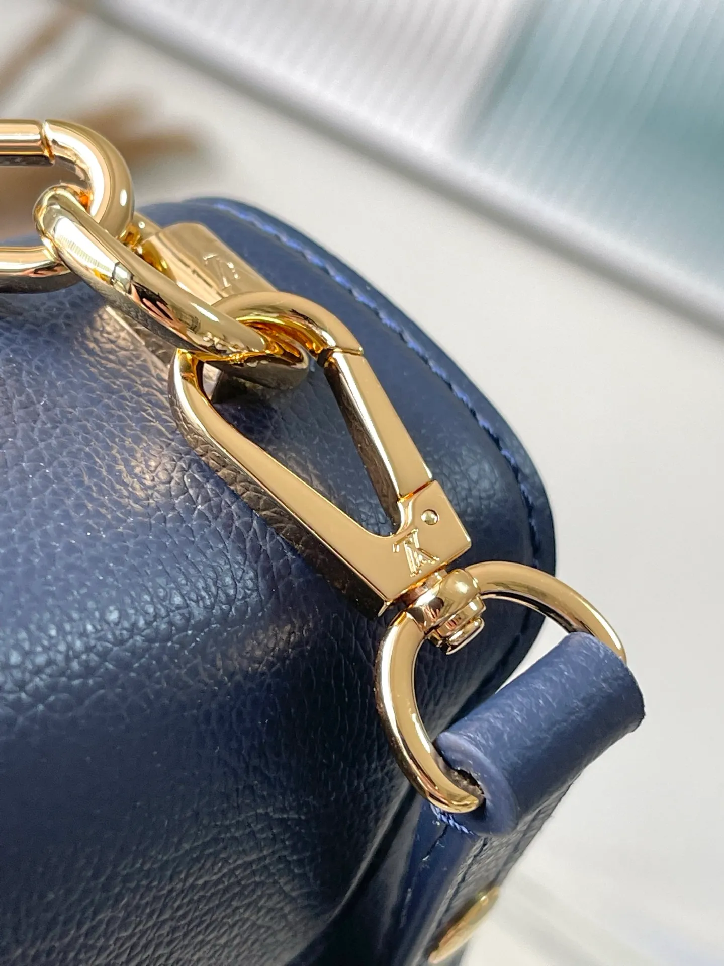 💰1160 (top layer leather) top original order M14342 Harmony series Monogram flowers and Pulfygram jewelry series elements, renewing the TwistSlim medium handbag with decorative chains. Taurillon cow leather is dip-dyed in elegant tones, the LVTwist twist lock continues the iconic design, and the detachable mirror makes it easy to organize your makeup. Dimensions: 23 × 16 × 8 cm