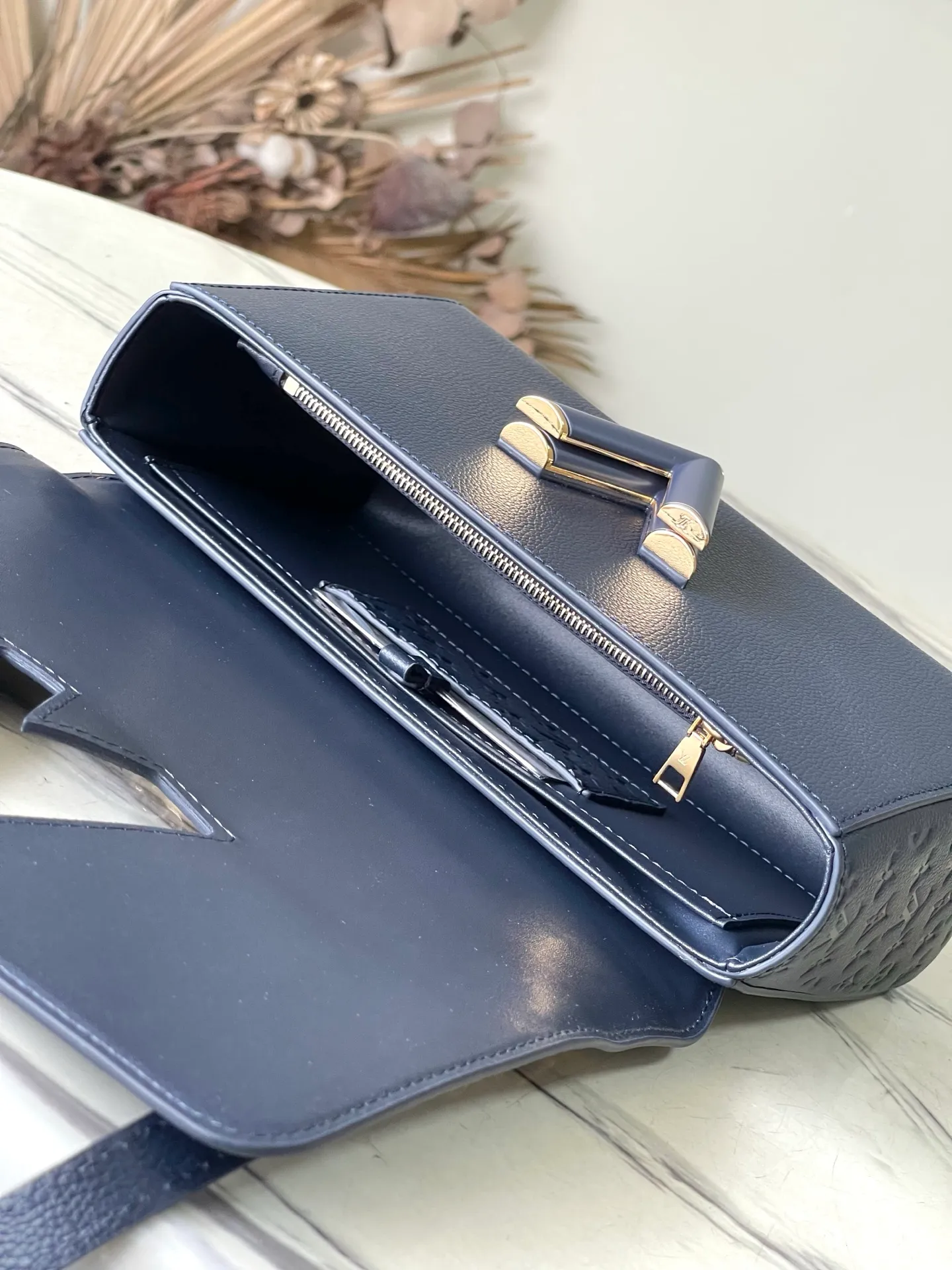 💰1160 (top layer leather) top original order M14342 Harmony series Monogram flowers and Pulfygram jewelry series elements, renewing the TwistSlim medium handbag with decorative chains. Taurillon cow leather is dip-dyed in elegant tones, the LVTwist twist lock continues the iconic design, and the detachable mirror makes it easy to organize your makeup. Dimensions: 23 × 16 × 8 cm