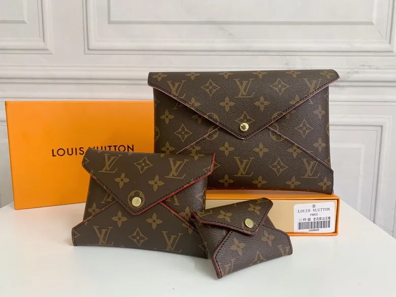 💰170 💎Handbag M67600 The special Pochette Kirigami three-in-one handbag in the Catogram series is the joint creation of Louis Vuitton women's artistic director Nicolas Ghesquière and legendary fashion editor Grace Coddington. Size: 23x16.5x0.3 (can hold iPad): 15.5x11.5x0.3 (can hold passport): 10x7x0.3 (can hold card holder)