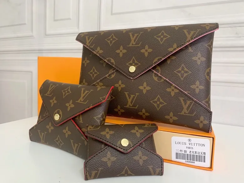💰170 💎Handbag M67600 The special Pochette Kirigami three-in-one handbag in the Catogram series is the joint creation of Louis Vuitton women's artistic director Nicolas Ghesquière and legendary fashion editor Grace Coddington. Size: 23x16.5x0.3 (can hold iPad): 15.5x11.5x0.3 (can hold passport): 10x7x0.3 (can hold card holder)