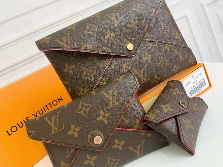 💰170 💎Handbag M67600 The special Pochette Kirigami three-in-one handbag in the Catogram series is the joint creation of Louis Vuitton women's artistic director Nicolas Ghesquière and legendary fashion editor Grace Coddington. Size: 23x16.5x0.3 (can hold iPad): 15.5x11.5x0.3 (can hold passport): 10x7x0.3 (can hold card holder)