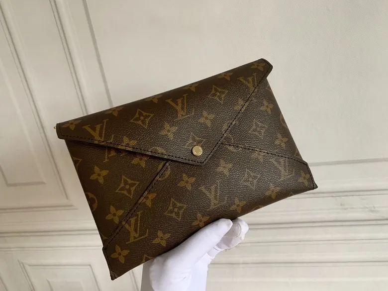 💰170 💎Handbag M67600 The special Pochette Kirigami three-in-one handbag in the Catogram series is the joint creation of Louis Vuitton women's artistic director Nicolas Ghesquière and legendary fashion editor Grace Coddington. Size: 23x16.5x0.3 (can hold iPad): 15.5x11.5x0.3 (can hold passport): 10x7x0.3 (can hold card holder)