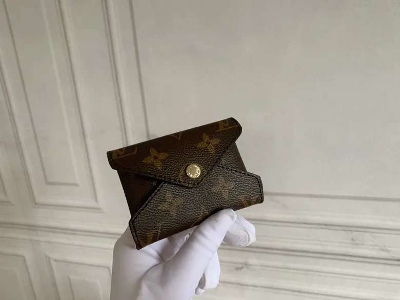💰170 💎Handbag M67600 The special Pochette Kirigami three-in-one handbag in the Catogram series is the joint creation of Louis Vuitton women's artistic director Nicolas Ghesquière and legendary fashion editor Grace Coddington. Size: 23x16.5x0.3 (can hold iPad): 15.5x11.5x0.3 (can hold passport): 10x7x0.3 (can hold card holder)