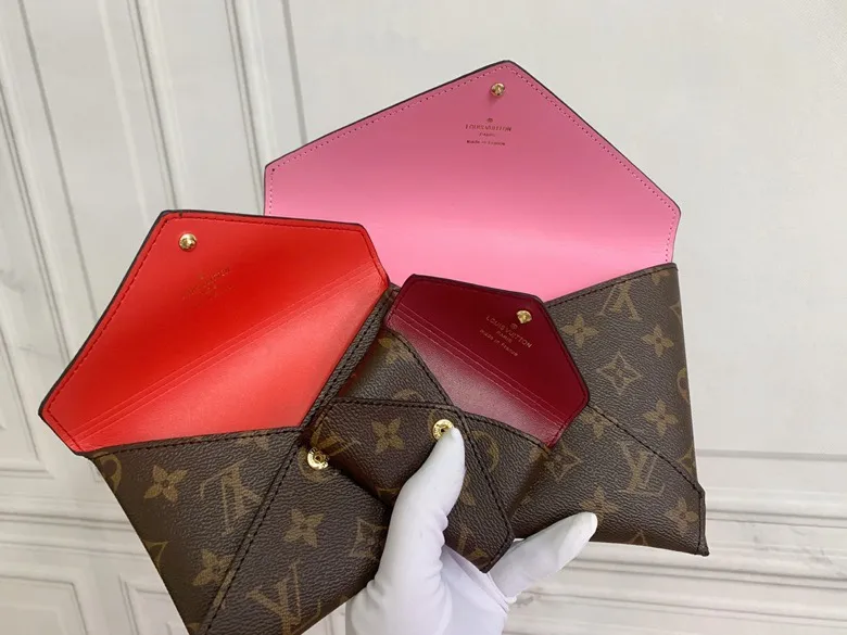 💰170 💎Handbag M67600 The special Pochette Kirigami three-in-one handbag in the Catogram series is the joint creation of Louis Vuitton women's artistic director Nicolas Ghesquière and legendary fashion editor Grace Coddington. Size: 23x16.5x0.3 (can hold iPad): 15.5x11.5x0.3 (can hold passport): 10x7x0.3 (can hold card holder)