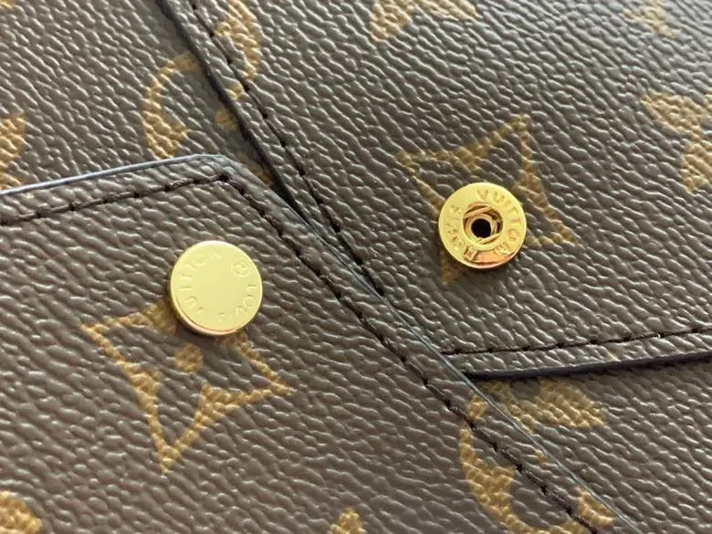 💰170 💎Handbag M67600 The special Pochette Kirigami three-in-one handbag in the Catogram series is the joint creation of Louis Vuitton women's artistic director Nicolas Ghesquière and legendary fashion editor Grace Coddington. Size: 23x16.5x0.3 (can hold iPad): 15.5x11.5x0.3 (can hold passport): 10x7x0.3 (can hold card holder)