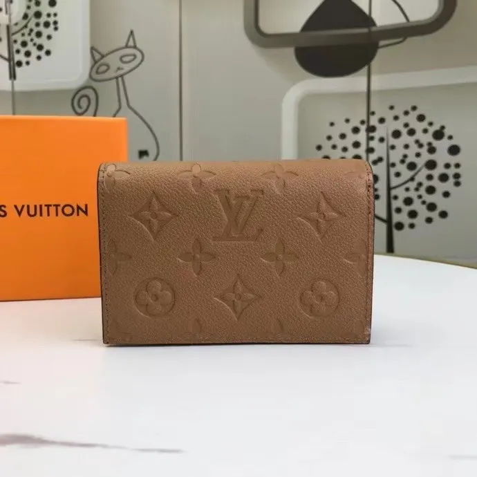 P150M80152 This Cléa wallet is made of Monogram Empreinte soft grained cowhide, embellished with Louis Vuitton's iconic Monogram embossed pattern. It has a stylish design, is exquisite and compact but has a spacious capacity. It is equipped with an external patch pocket, zipper coin pocket, banknote compartment and six credit card slots. Dimensions: 12 x 9 x 3.5 cm (length x height x width