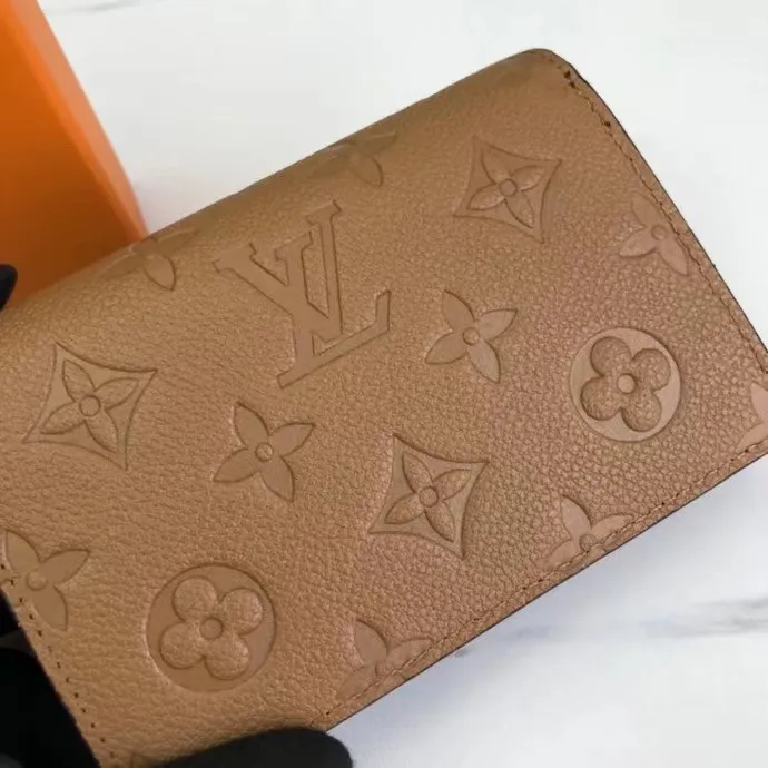 P150M80152 This Cléa wallet is made of Monogram Empreinte soft grained cowhide, embellished with Louis Vuitton's iconic Monogram embossed pattern. It has a stylish design, is exquisite and compact but has a spacious capacity. It is equipped with an external patch pocket, zipper coin pocket, banknote compartment and six credit card slots. Dimensions: 12 x 9 x 3.5 cm (length x height x width