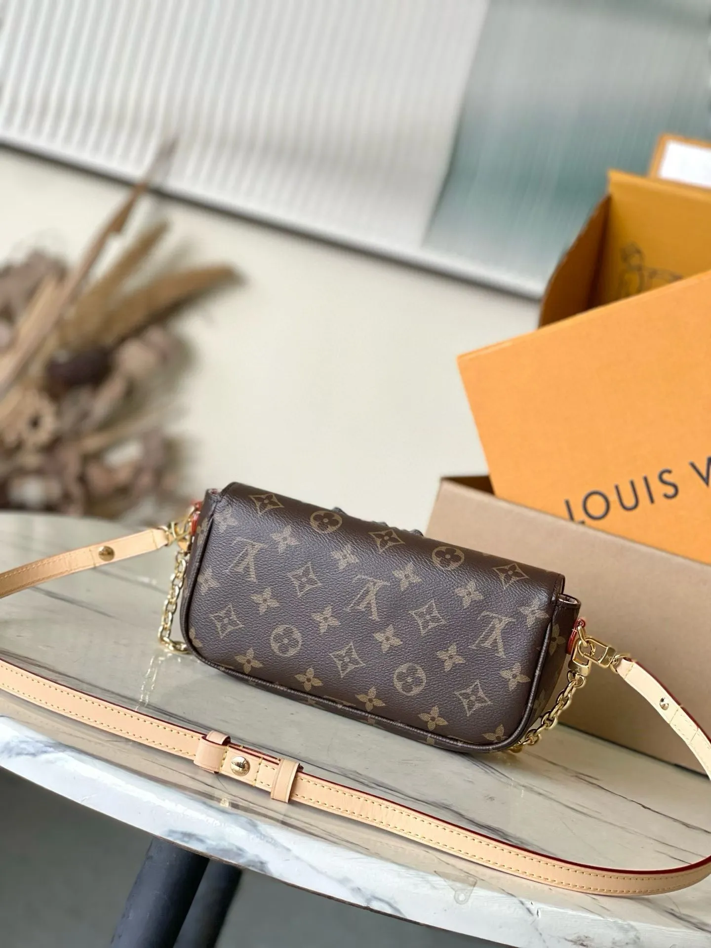 💰940 Top original order M15148 LV Travels With Grace Coddington series launches this Wallet On Chain lvy handbag, which presents hand-painted cat illustrations on Monogram canvas, telling the artist's love for cats. The detachable metal chain unlocks multiple carrying options, and the interior features patch pockets, zipper pockets and card compartments. Dimensions: 23.5 × 12 × 4.3 cm