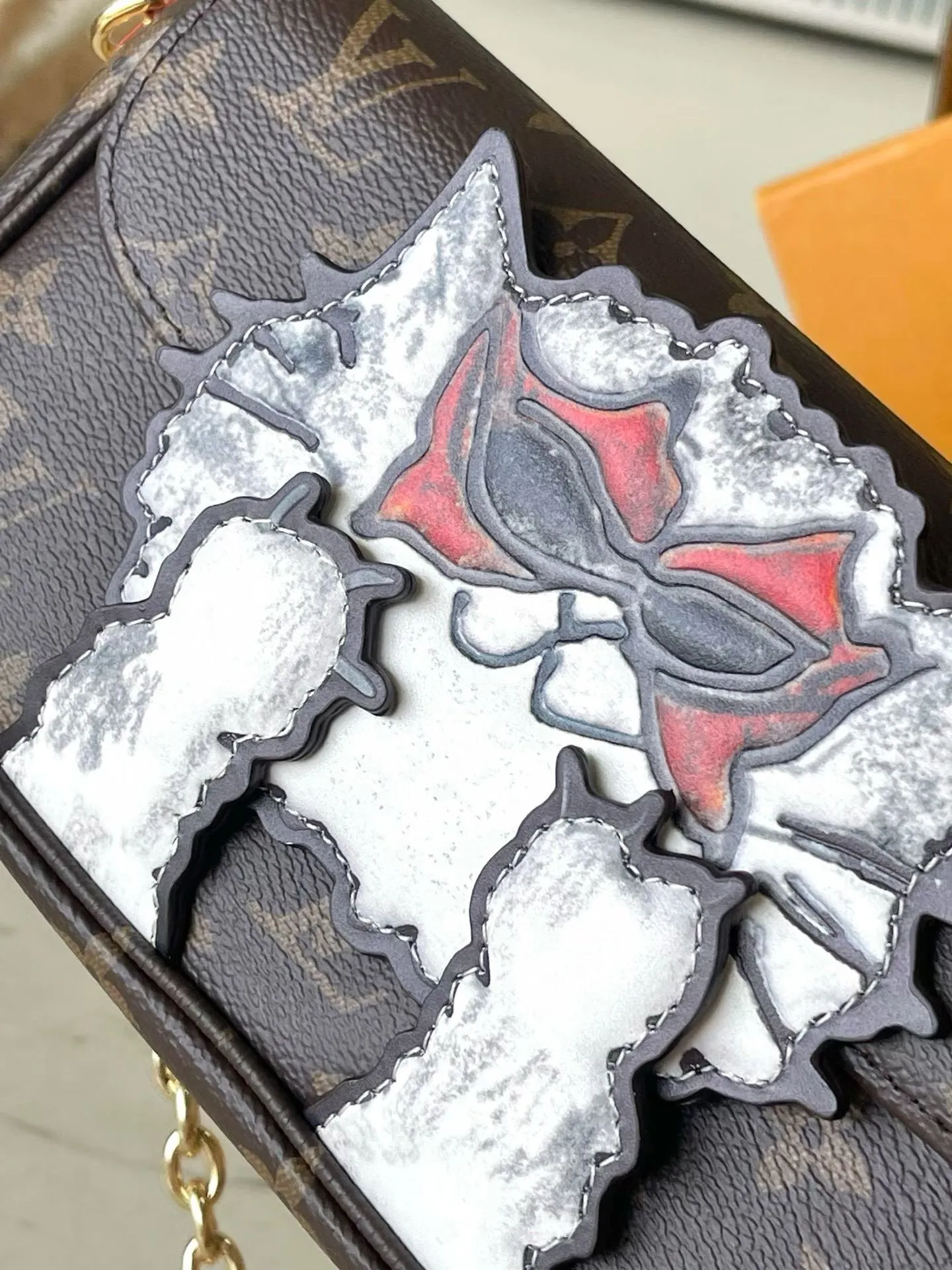 💰940 Top original order M15148 LV Travels With Grace Coddington series launches this Wallet On Chain lvy handbag, which presents hand-painted cat illustrations on Monogram canvas, telling the artist's love for cats. The detachable metal chain unlocks multiple carrying options, and the interior features patch pockets, zipper pockets and card compartments. Dimensions: 23.5 × 12 × 4.3 cm