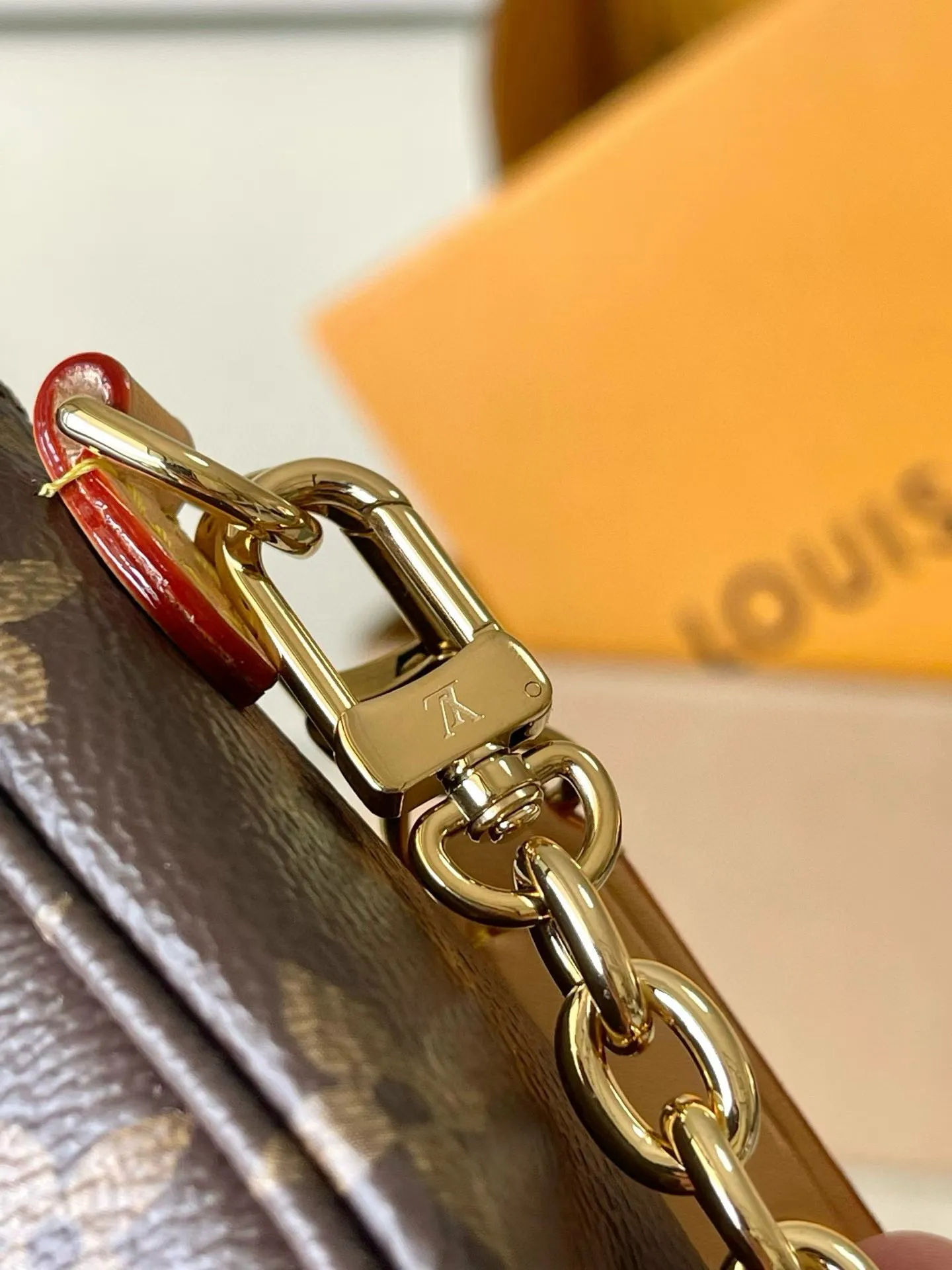 💰940 Top original order M15148 LV Travels With Grace Coddington series launches this Wallet On Chain lvy handbag, which presents hand-painted cat illustrations on Monogram canvas, telling the artist's love for cats. The detachable metal chain unlocks multiple carrying options, and the interior features patch pockets, zipper pockets and card compartments. Dimensions: 23.5 × 12 × 4.3 cm