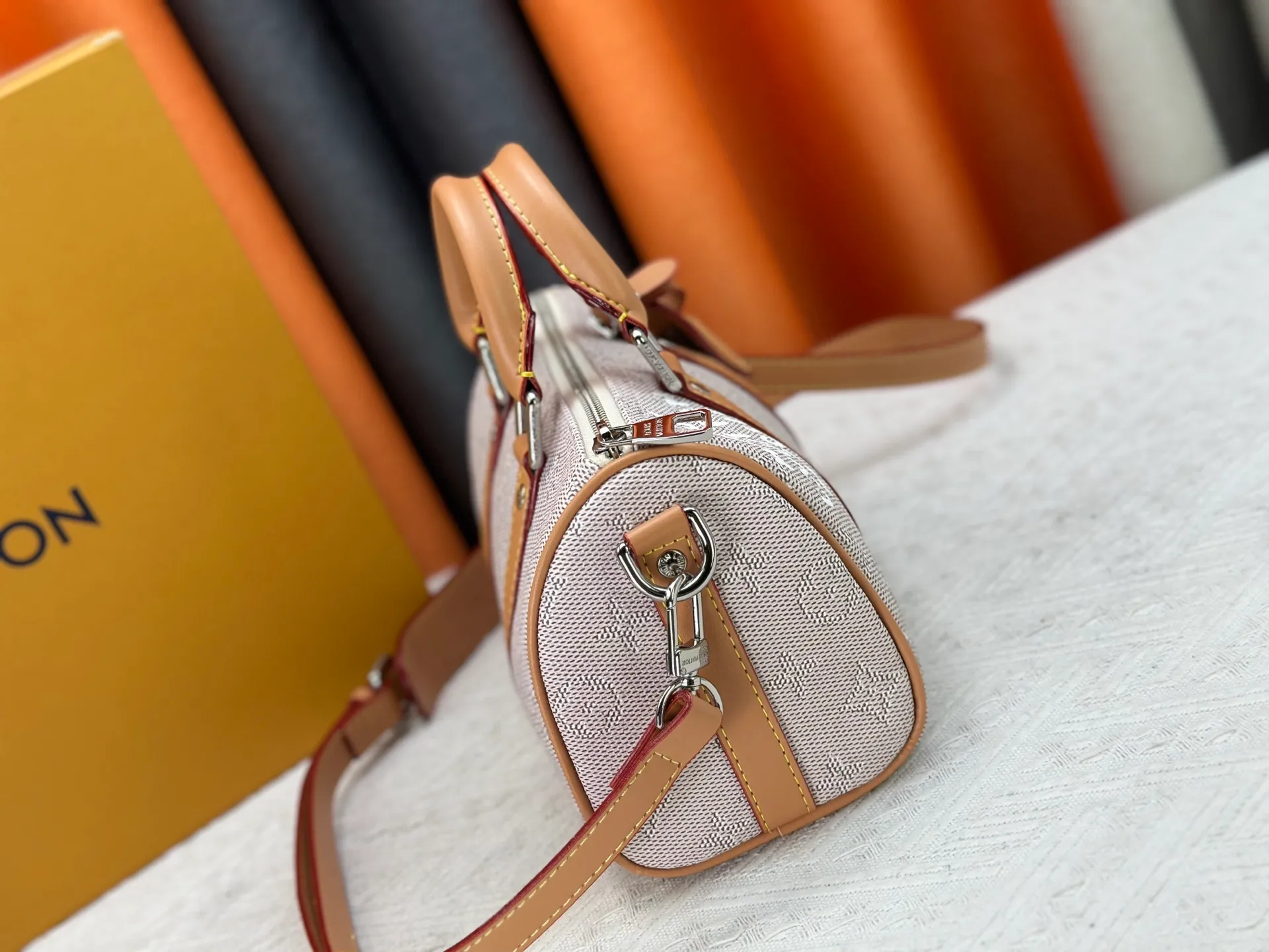 P240 Upgraded original M15428 embroidery M46271 M26818 M26930 M27161 This Keepall 25 handbag is made of Monogram Eclipse Reverse canvas, showing an elegant reinterpretation of Louis Vuitton's classic pattern. Reinforced straps and leather name tags are signature elements of the Keepall collection, while a zipper closure keeps personal items safe and secure. 25.0 x 15.0 x 11.0 cm (length x height x width)
