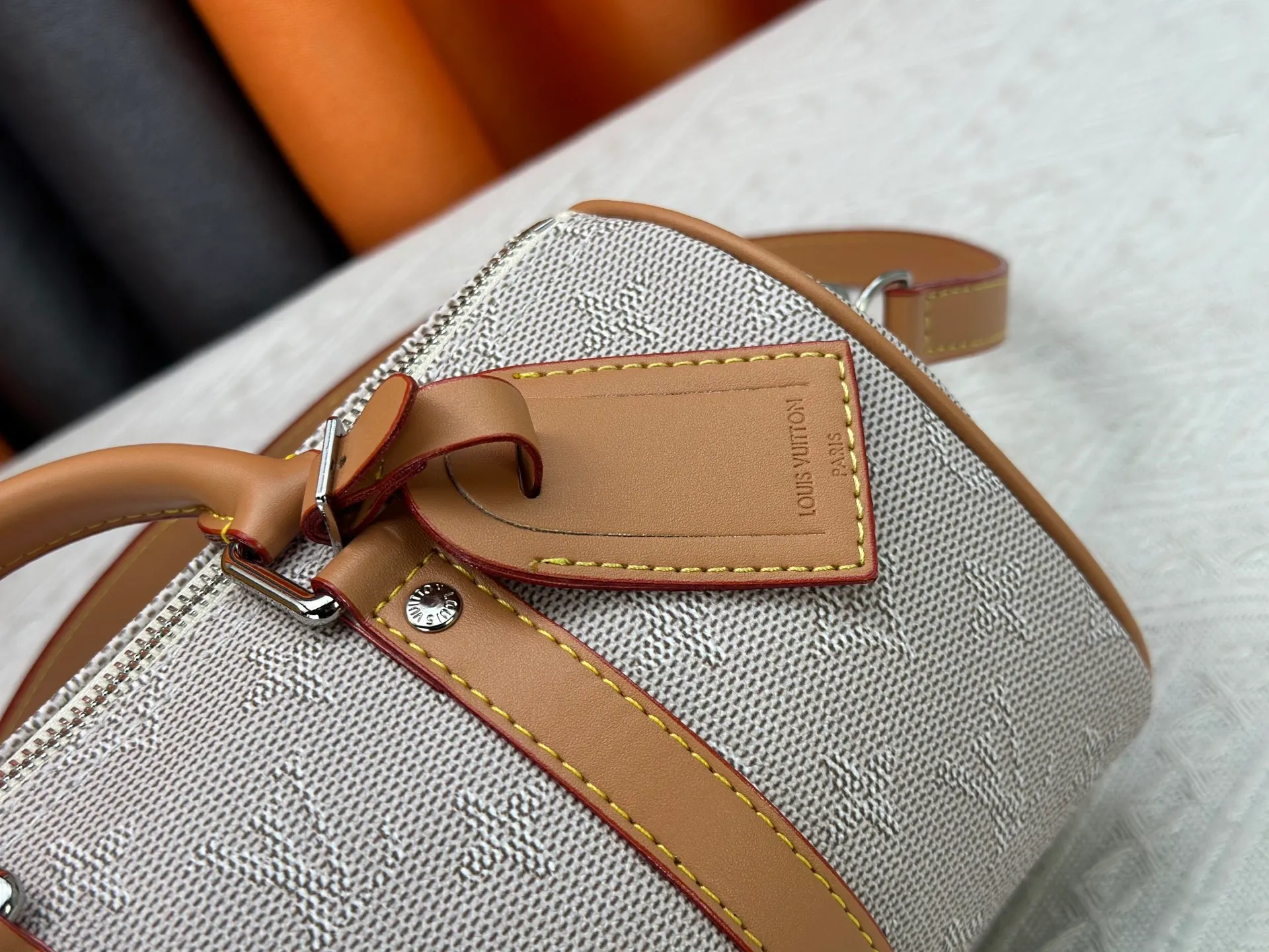 P240 Upgraded original M15428 embroidery M46271 M26818 M26930 M27161 This Keepall 25 handbag is made of Monogram Eclipse Reverse canvas, showing an elegant reinterpretation of Louis Vuitton's classic pattern. Reinforced straps and leather name tags are signature elements of the Keepall collection, while a zipper closure keeps personal items safe and secure. 25.0 x 15.0 x 11.0 cm (length x height x width)