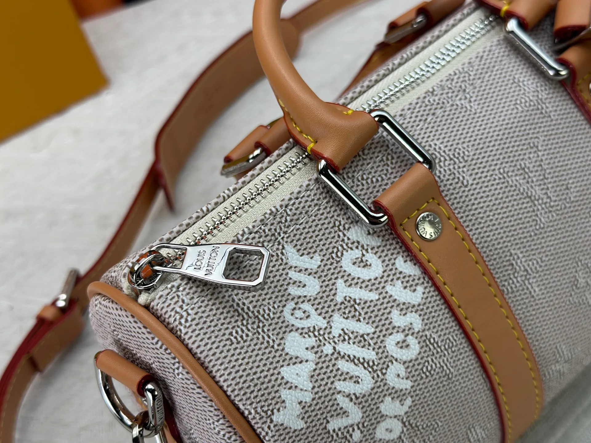 P240 Upgraded original M15428 embroidery M46271 M26818 M26930 M27161 This Keepall 25 handbag is made of Monogram Eclipse Reverse canvas, showing an elegant reinterpretation of Louis Vuitton's classic pattern. Reinforced straps and leather name tags are signature elements of the Keepall collection, while a zipper closure keeps personal items safe and secure. 25.0 x 15.0 x 11.0 cm (length x height x width)