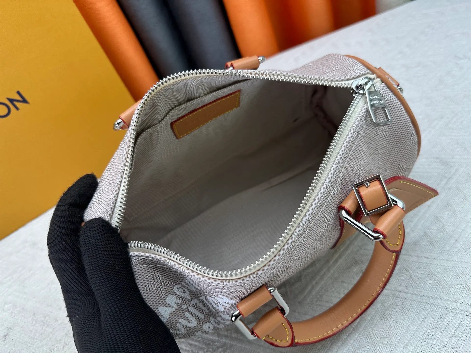 P240 Upgraded original M15428 embroidery M46271 M26818 M26930 M27161 This Keepall 25 handbag is made of Monogram Eclipse Reverse canvas, showing an elegant reinterpretation of Louis Vuitton's classic pattern. Reinforced straps and leather name tags are signature elements of the Keepall collection, while a zipper closure keeps personal items safe and secure. 25.0 x 15.0 x 11.0 cm (length x height x width)