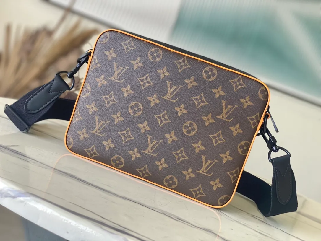 💰940 Top quality original M46694 yellow leather Trio messenger bag made of Monogram Eclipse canvas and Monogram Eclipse Reverse canvas. A signature tonal pattern accentuates the lines of this versatile, modular design. In addition to the functions of a traditional cross-body bag, it also comes with a removable zipper bag and a coin purse attached to the strap. size：25x18.5x7cm