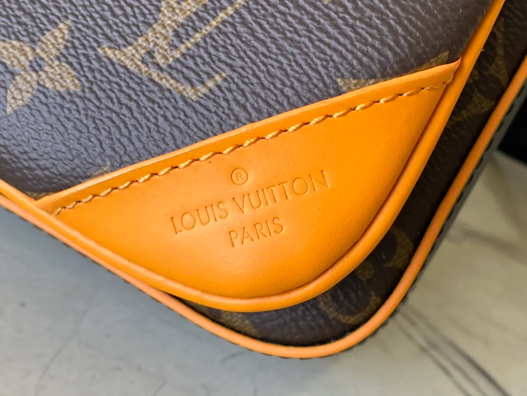 💰940 Top quality original M46694 yellow leather Trio messenger bag made of Monogram Eclipse canvas and Monogram Eclipse Reverse canvas. A signature tonal pattern accentuates the lines of this versatile, modular design. In addition to the functions of a traditional cross-body bag, it also comes with a removable zipper bag and a coin purse attached to the strap. size：25x18.5x7cm