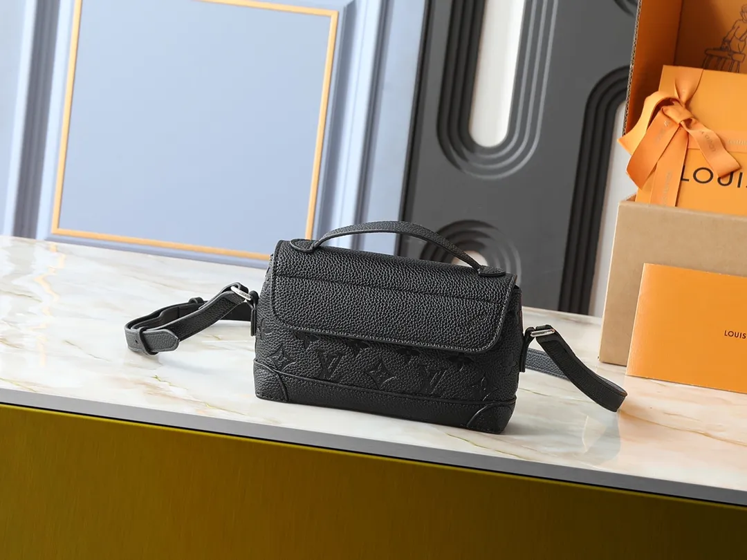 💰220💰Upgraded from the original M13888. This Steamer East West mini handbag is made of Monogram embossed Taurillon cow leather in a horizontal configuration, highlighting the classic design of the Steamer series. A flap closure, unique reinforced corners, and a top handle add to the refined details. Equipped with an adjustable shoulder strap, it can be worn as a cross-body or hand-held bag at will. Dimensions: 20.0 x 11.0 x 5.0 cm (length x height x width)